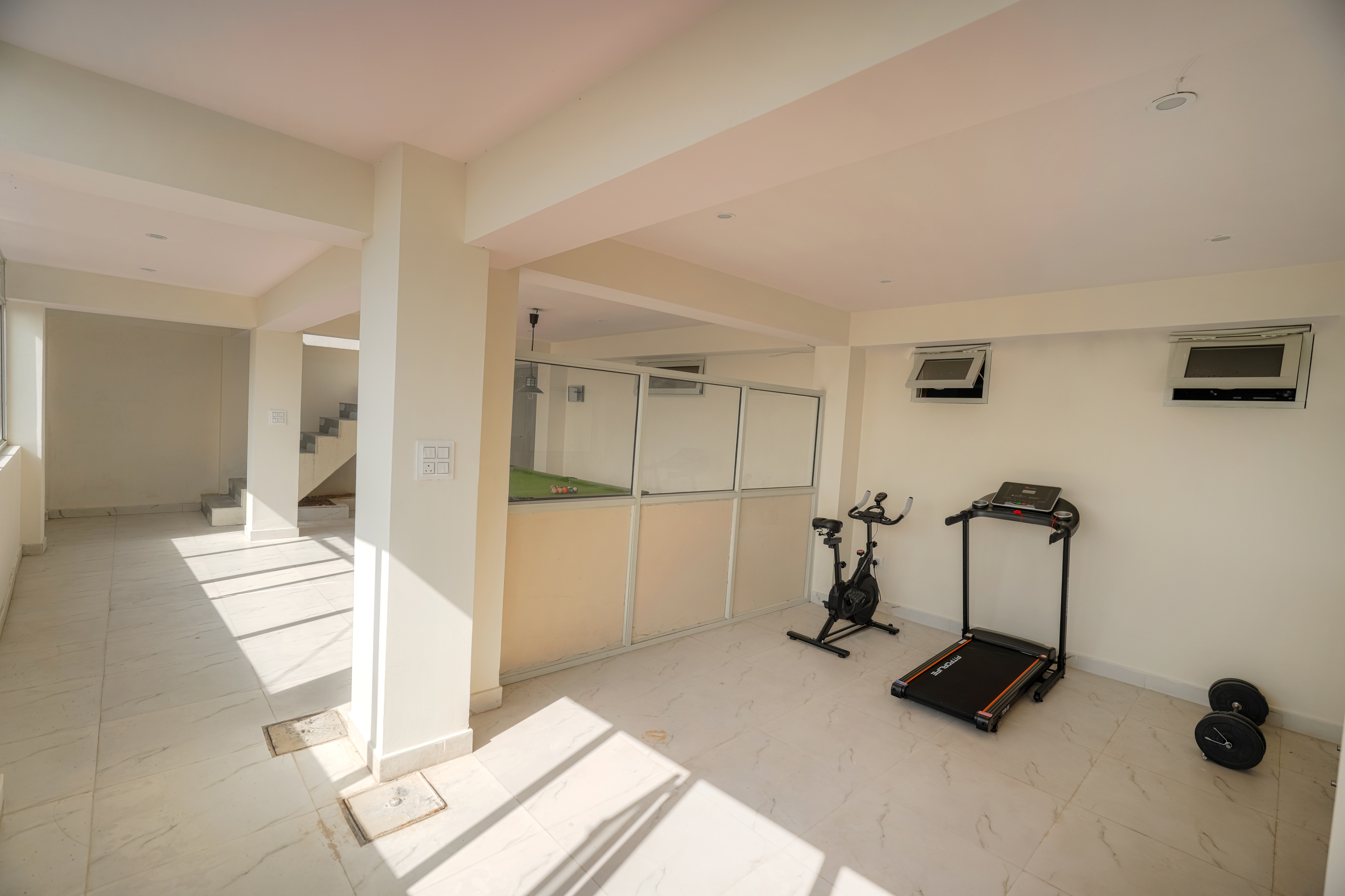 The Ridgeview Retreat Arabella | Pet-friendly Hillside Room with Private Balcony & Bathtub, Common Recreation Zone, Lounge & Restro | Close to Naldehra — photo 7
