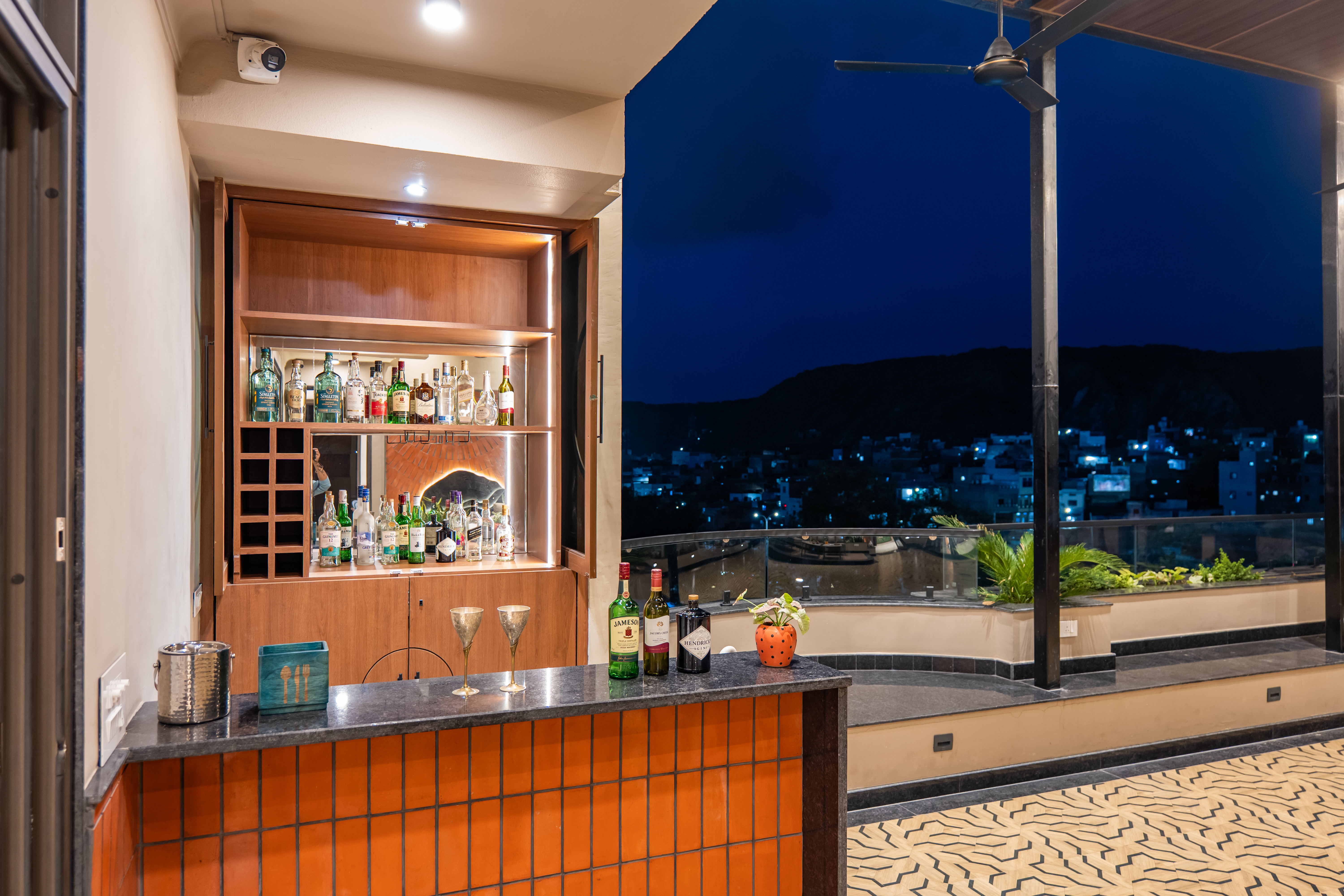 GIRI Penthouse | 2-BHK Penthouse with Terrace, Open-air bar, Lounge, Outdoor jacuzzi & Aravalli Views — photo 9
