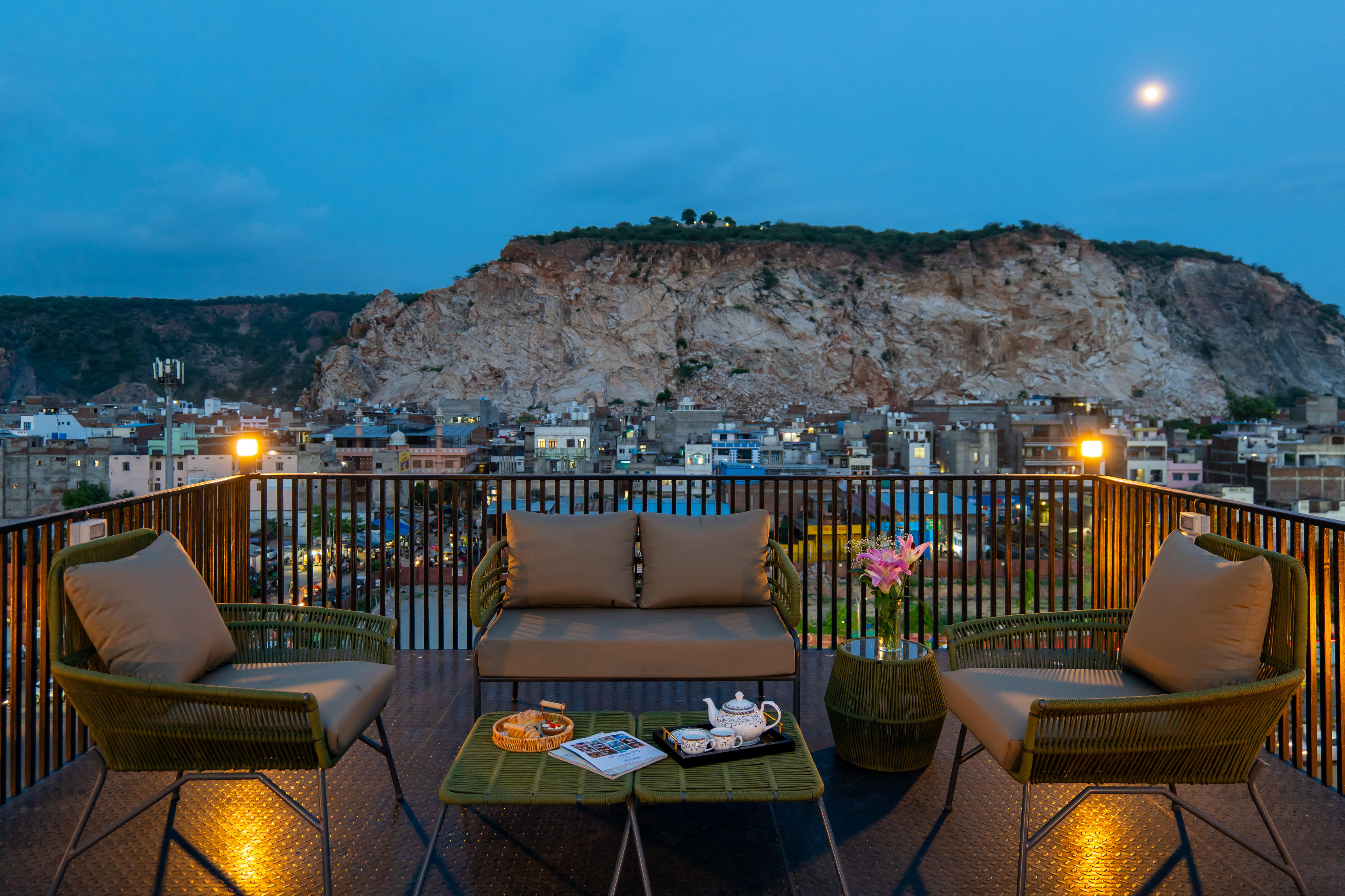 GIRI Penthouse | 2-BHK Penthouse with Terrace, Open-air bar, Lounge, Outdoor jacuzzi & Aravalli Views — photo 25