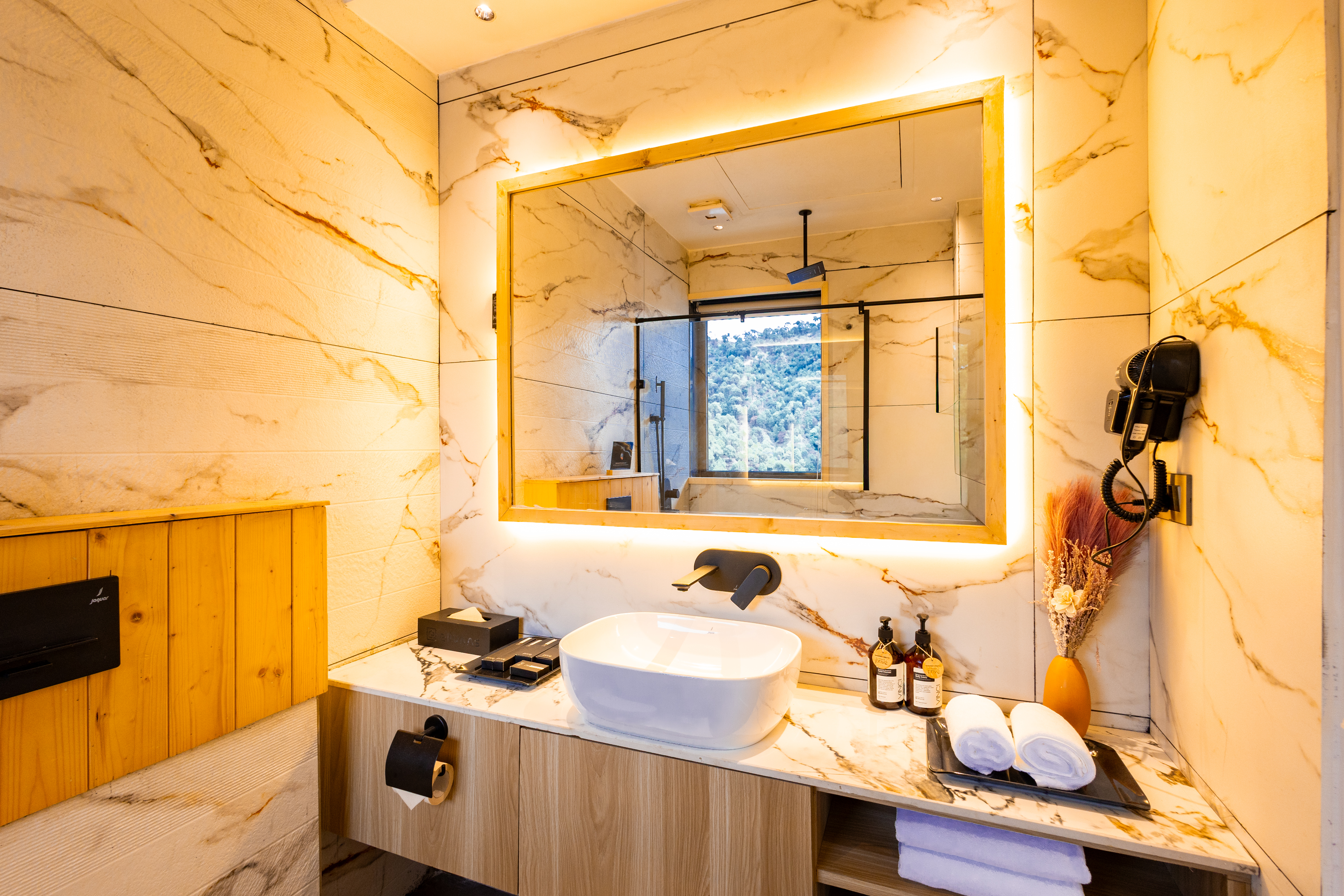 The Retreat Villa | 4-BHK Hillside Retreat with Indoor Pool, Jacuzzis | Near Kasauli Hill Station — photo 22