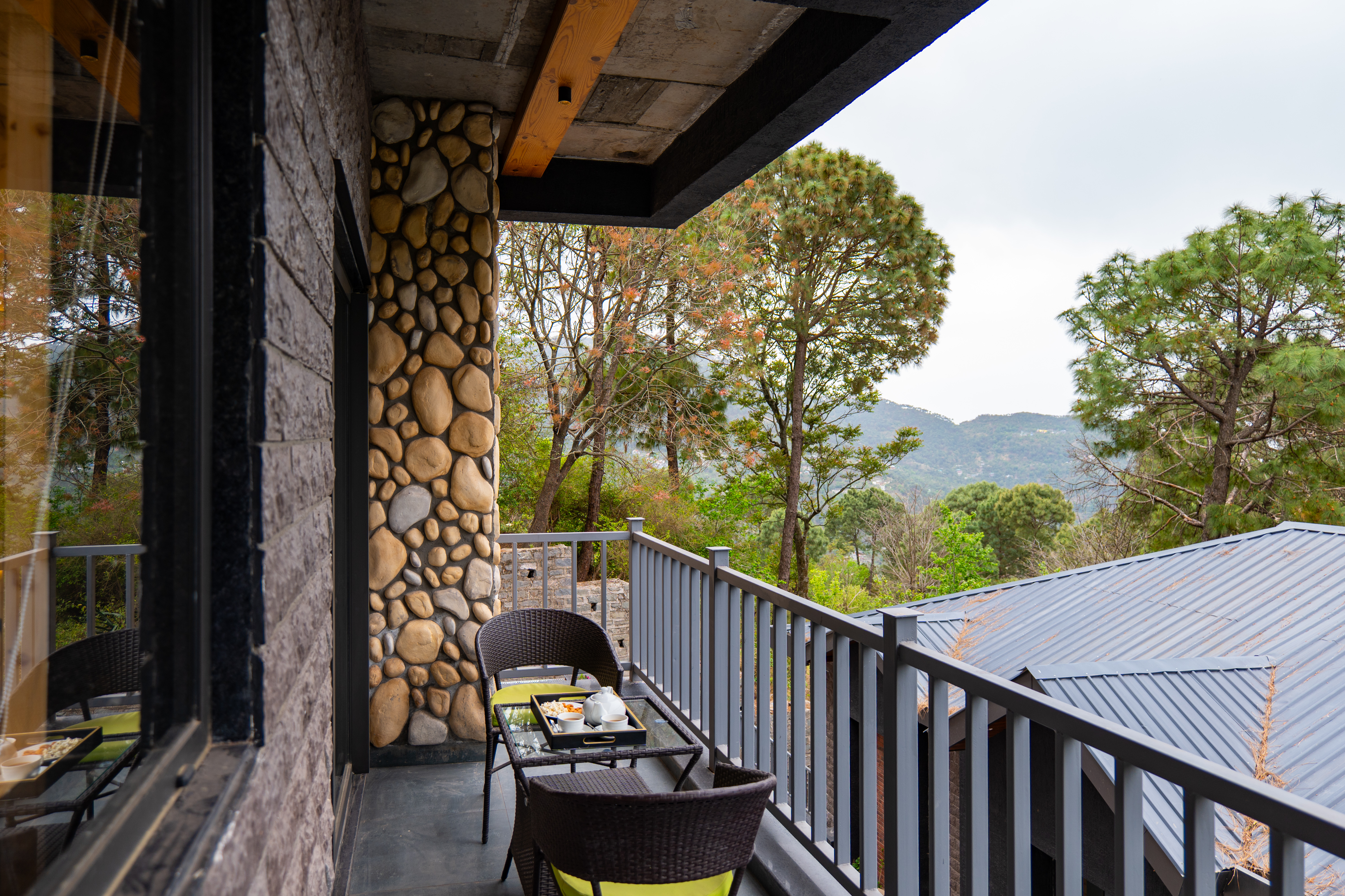 The Retreat Villa | 4-BHK Hillside Retreat with Indoor Pool, Jacuzzis | Near Kasauli Hill Station — photo 19