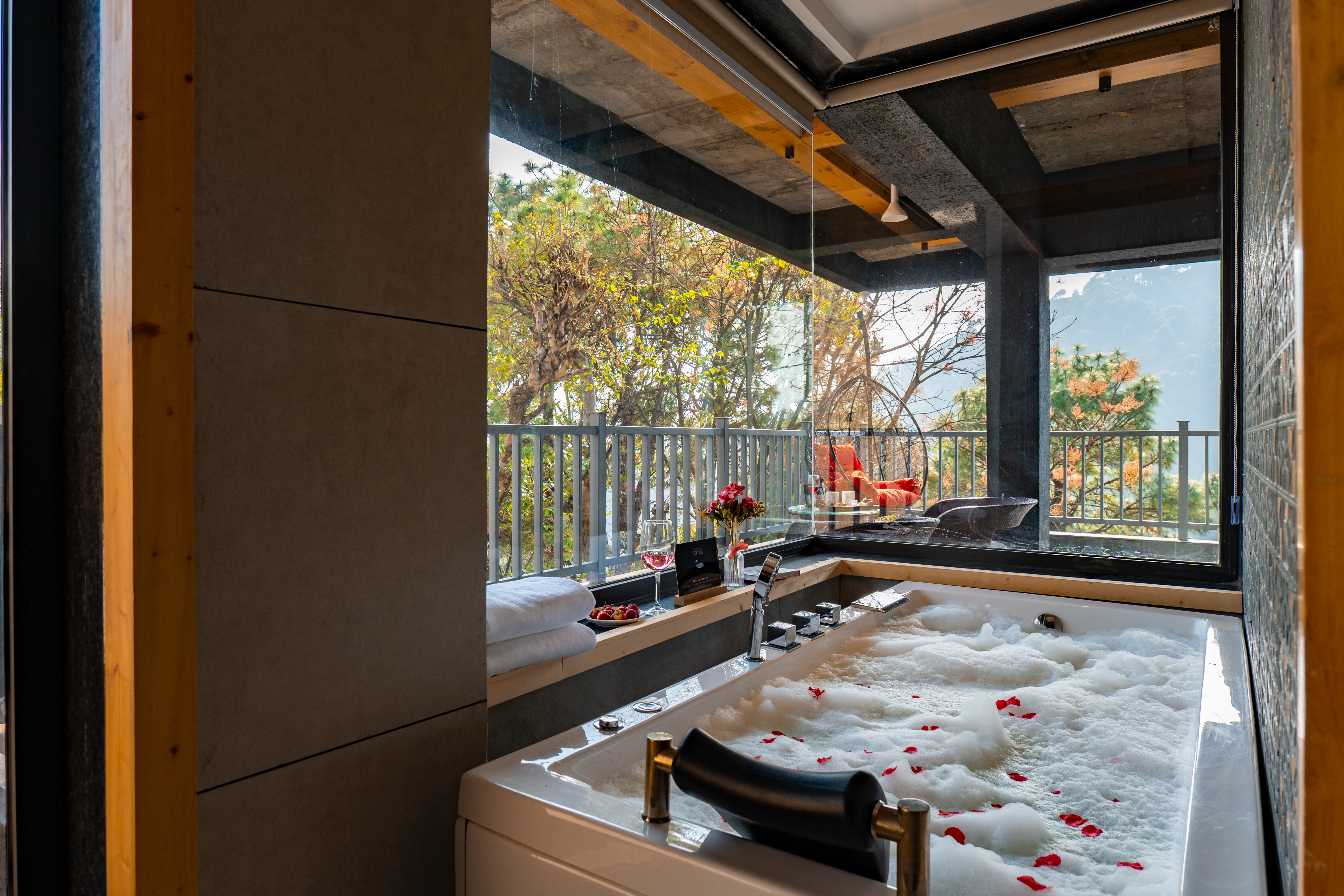 The Retreat Villa | 4-BHK Hillside Retreat with Indoor Pool, Jacuzzis | Near Kasauli Hill Station — photo 16