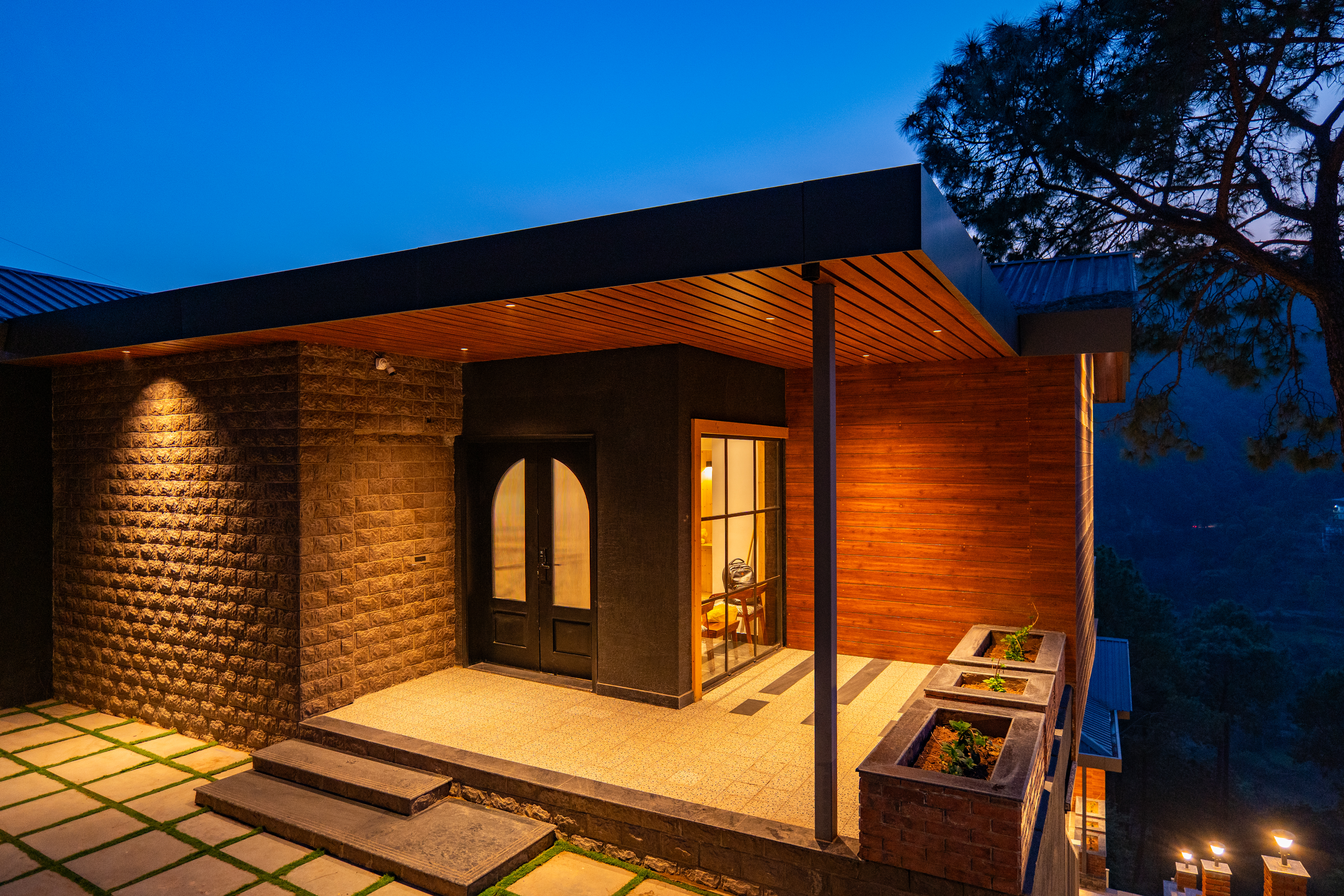 The Retreat Villa | 4-BHK Hillside Retreat with Indoor Pool, Jacuzzis | Near Kasauli Hill Station — photo 4