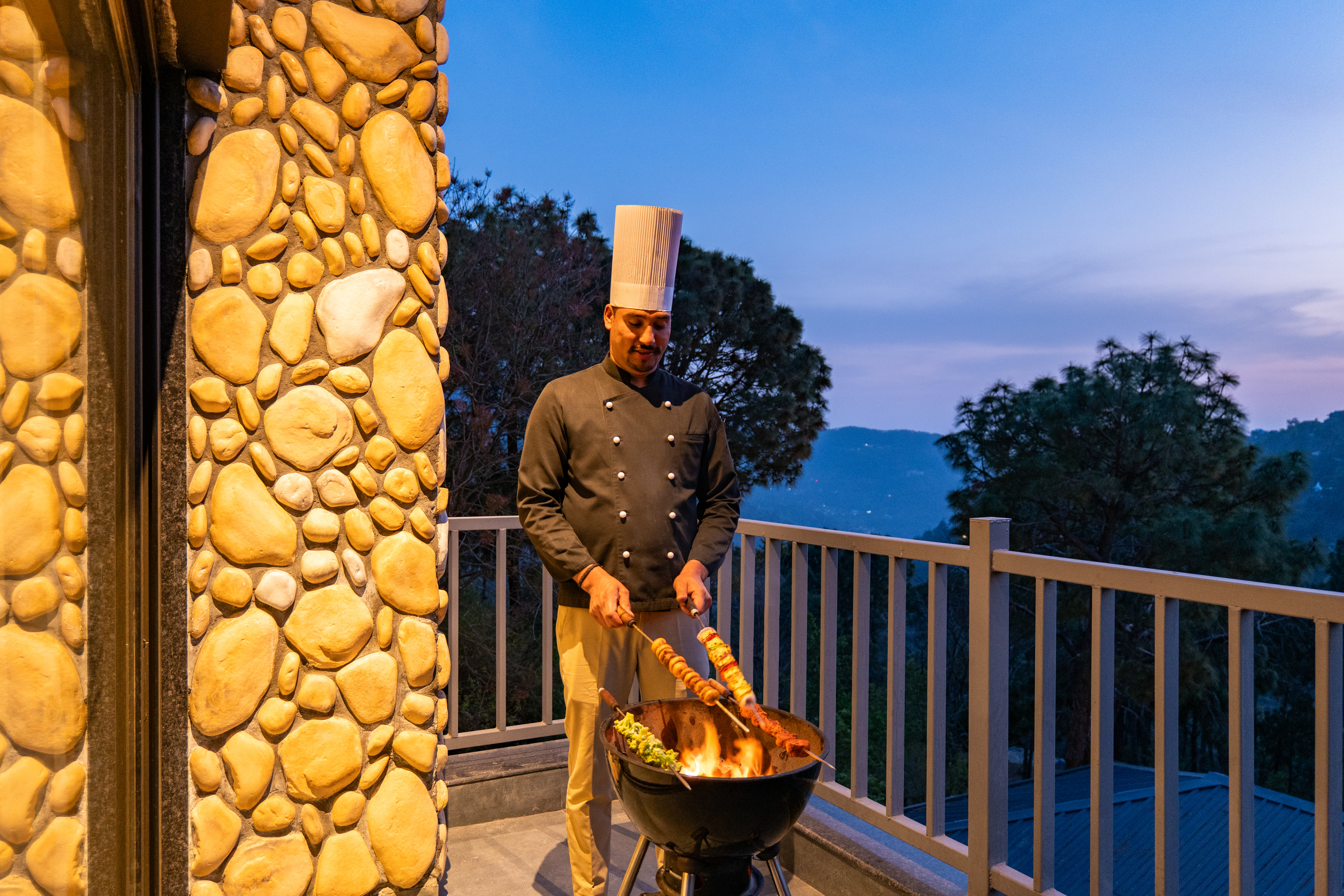 The Retreat Villa | 4-BHK Hillside Retreat with Indoor Pool, Jacuzzis | Near Kasauli Hill Station — photo 28