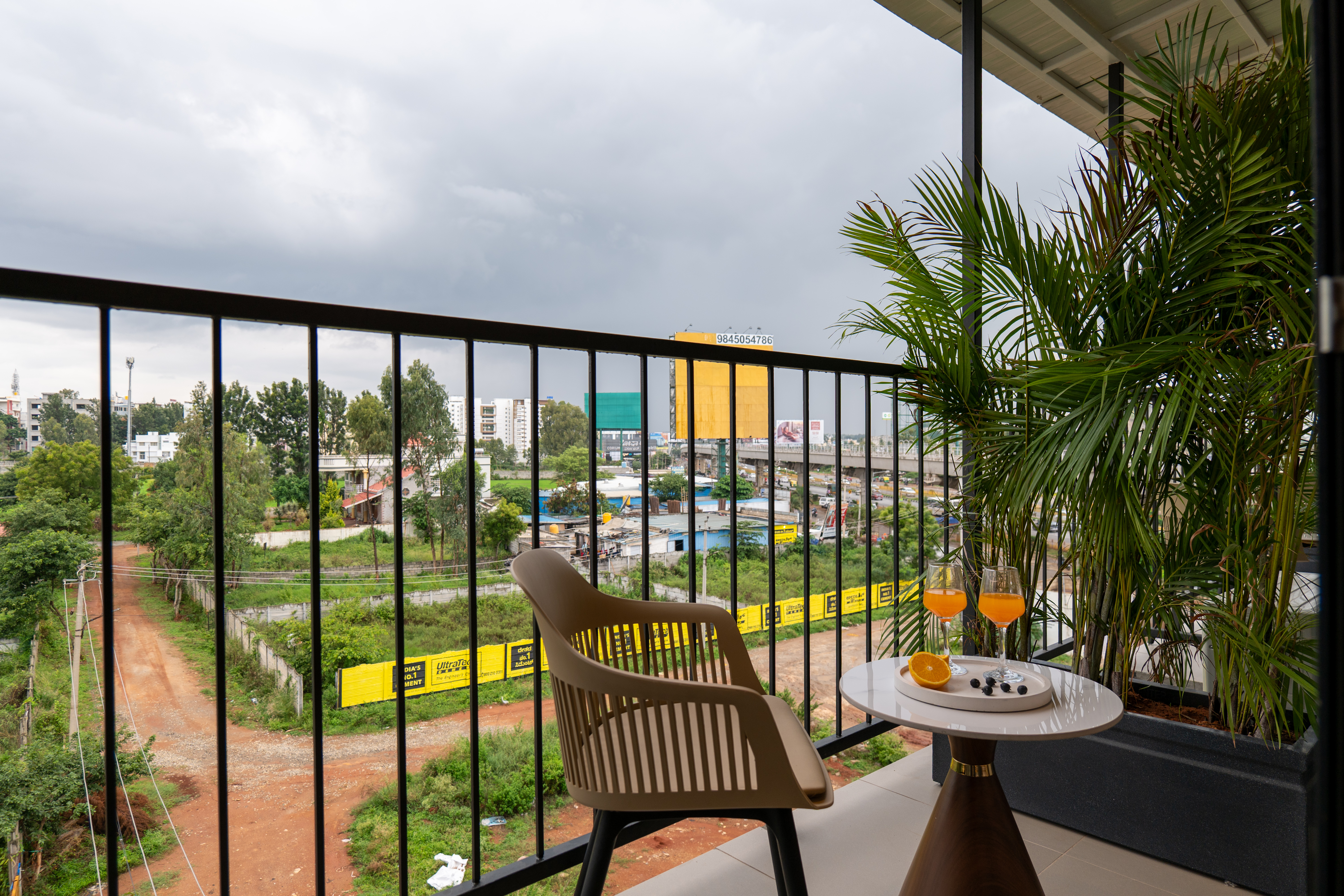 Savian Suites Azure | Premium Room with Balcony in a Business Hotel in Chikkajala, Close to Major Restaurants, Bars & Clubs — photo 3