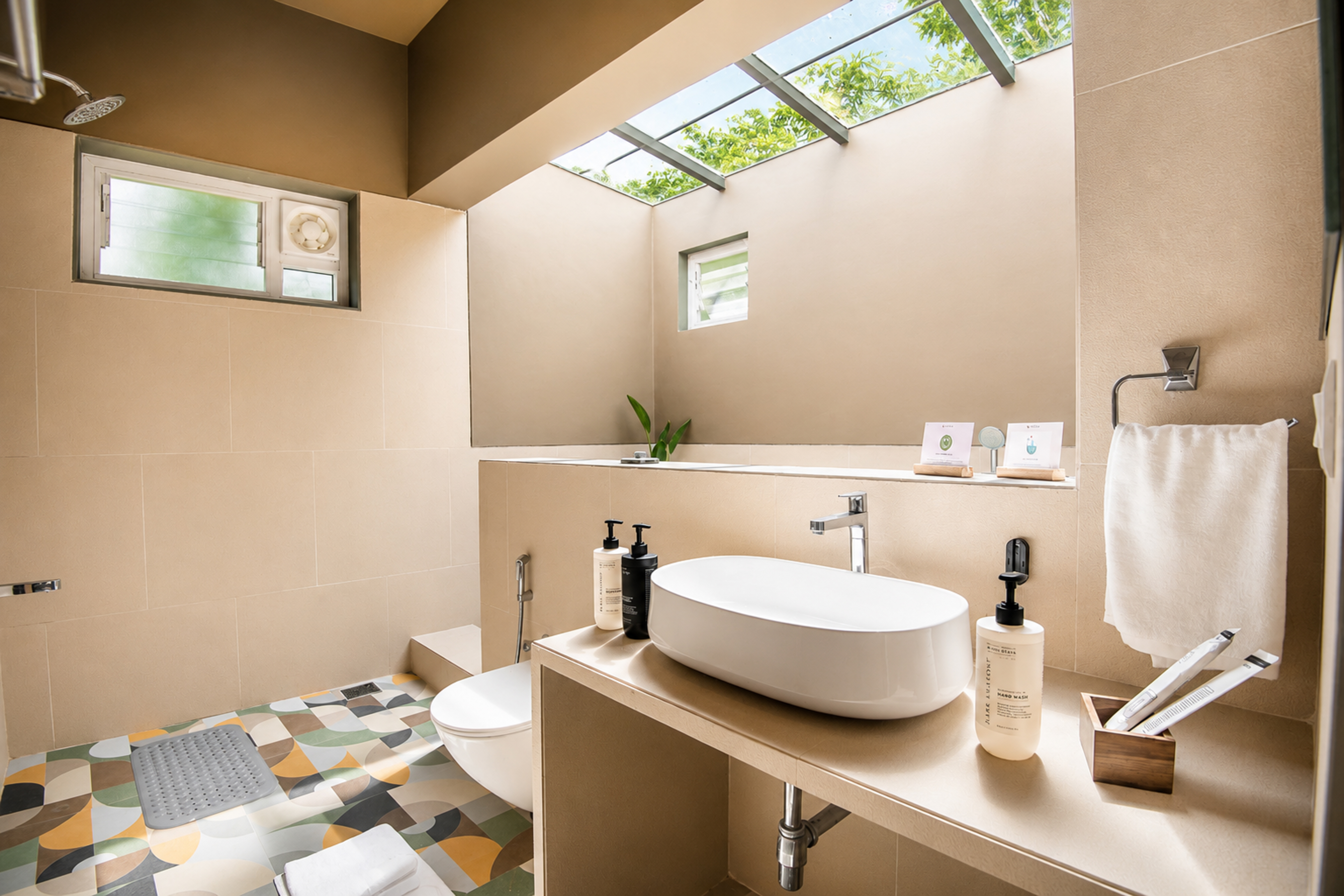 The Crescent Palm Lagoon | Cottage With Bathtub, Shared Game Room, Garden and Restaurant — photo 13