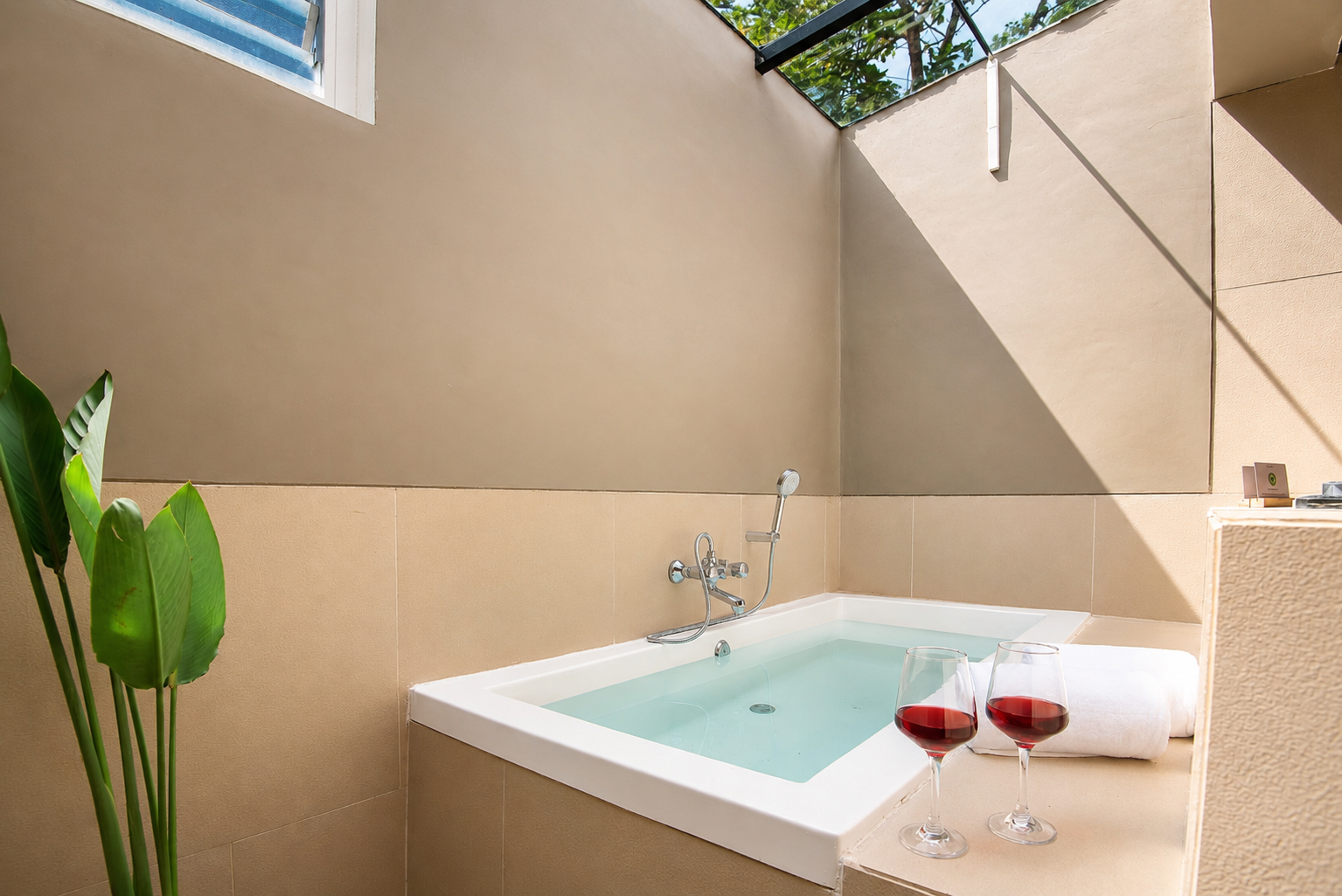 The Crescent Palm Lagoon | Cottage With Bathtub, Shared Game Room, Garden and Restaurant — photo 16