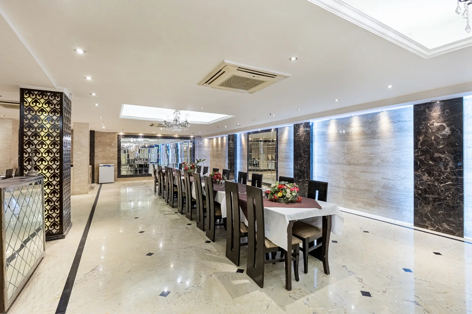 Emperor Palms | Executive | Restaurant | Lift — photo 8