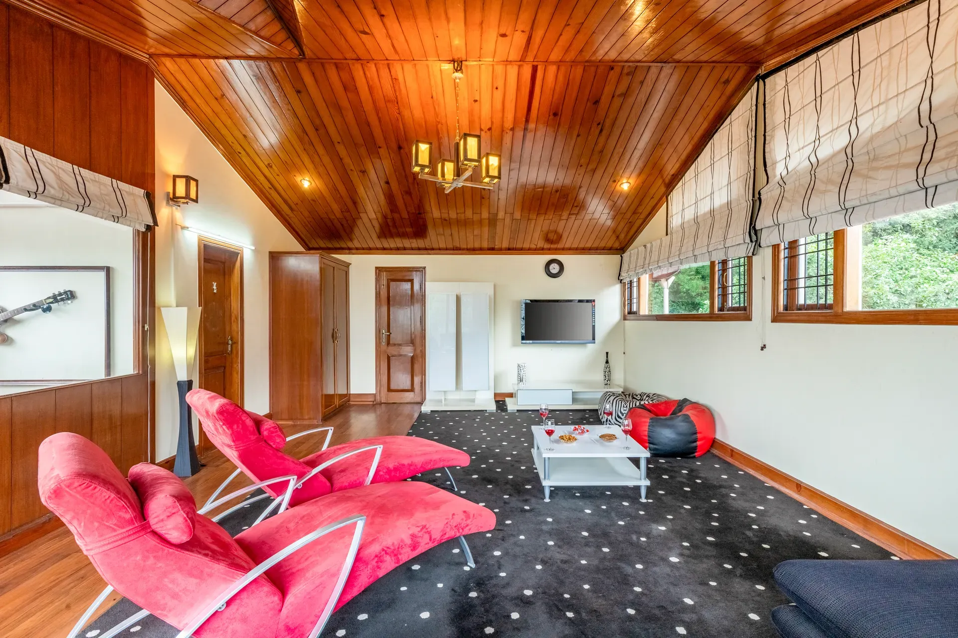 The Meadow | Elegant 3-BHK Hill Retreat With Entertainment Lounge & Terrace — photo 2