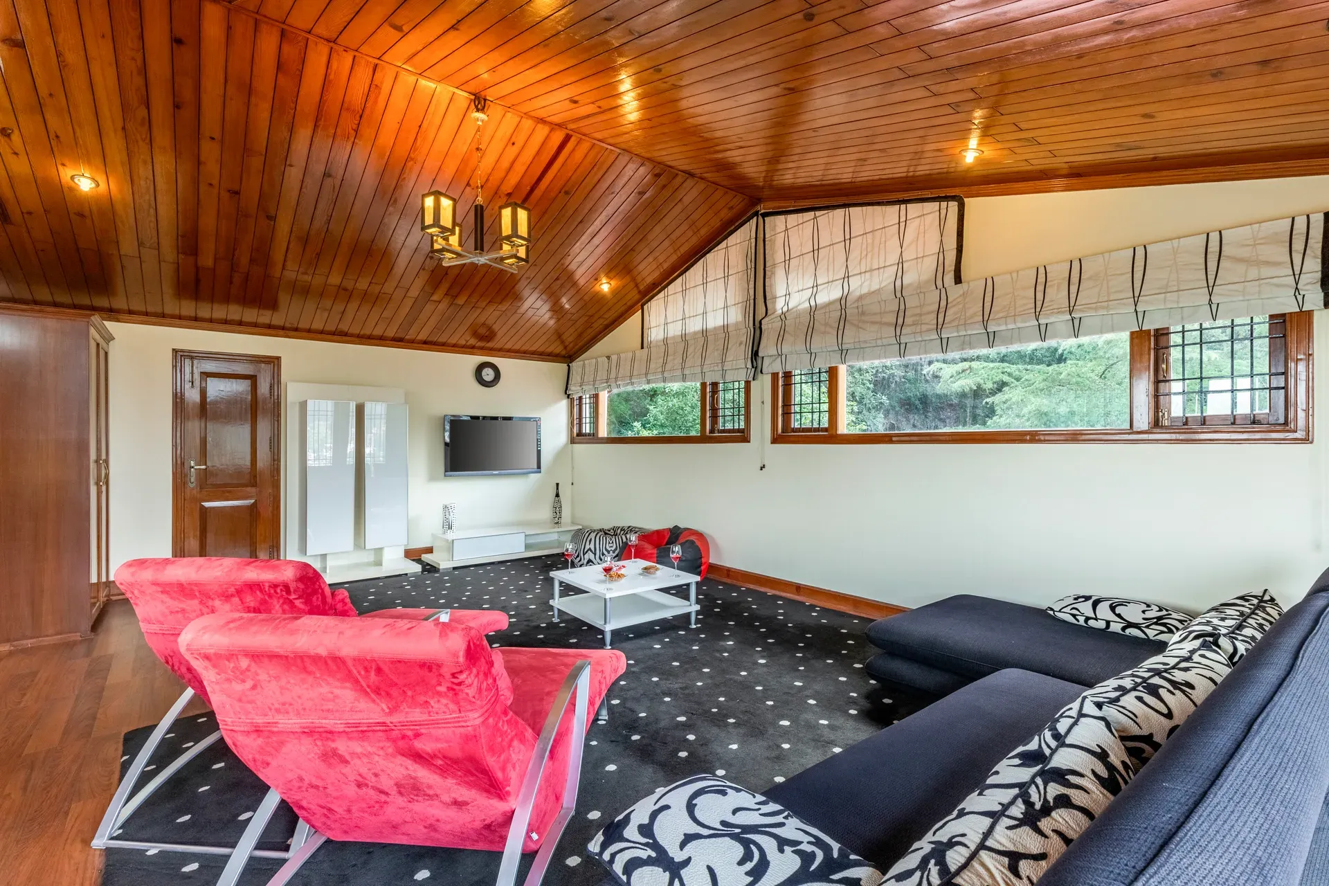 The Meadow | Elegant 3-BHK Hill Retreat With Entertainment Lounge & Terrace — photo 9
