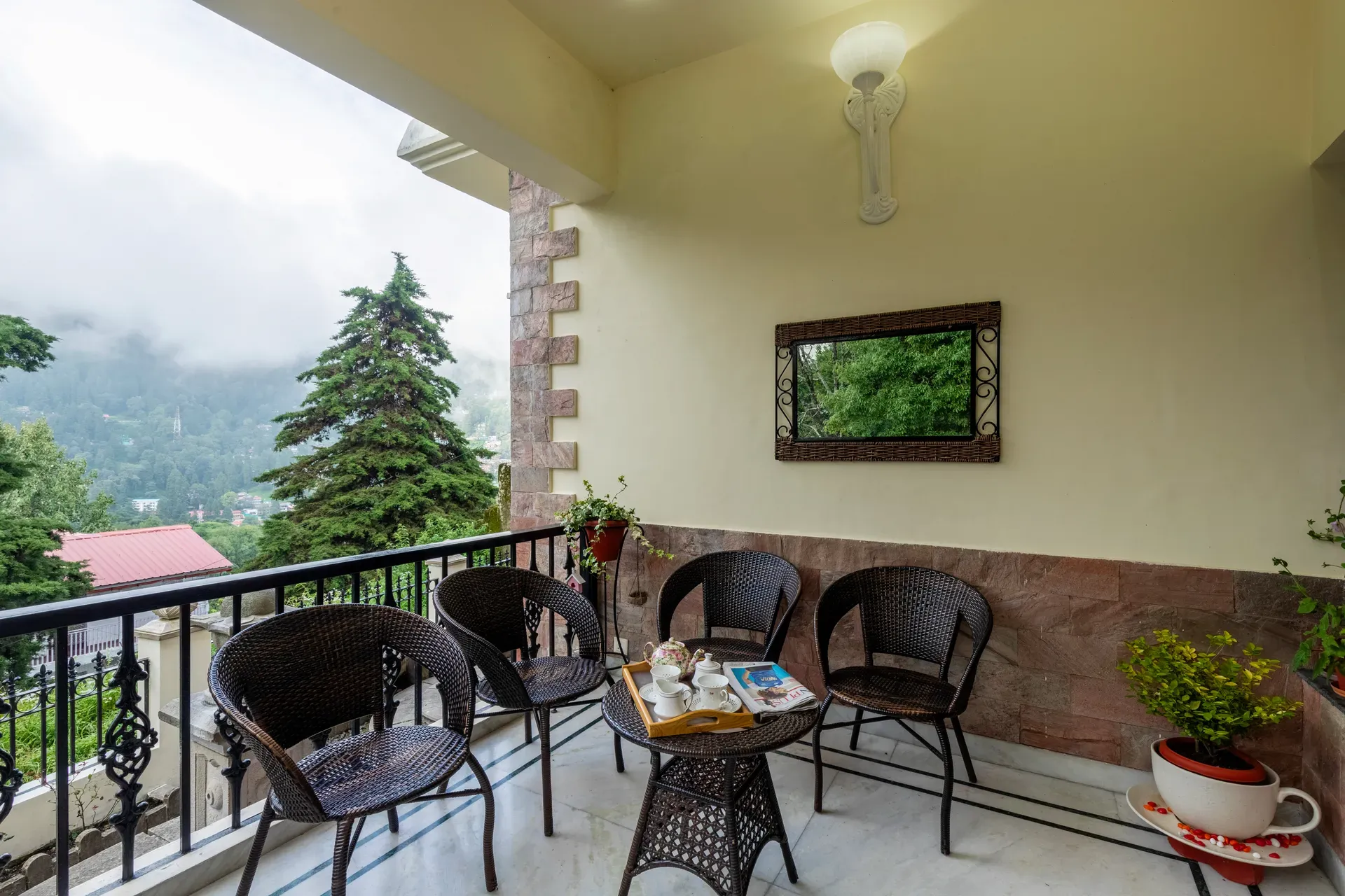 The Meadow | Elegant 3-BHK Hill Retreat With Entertainment Lounge & Terrace — photo 5