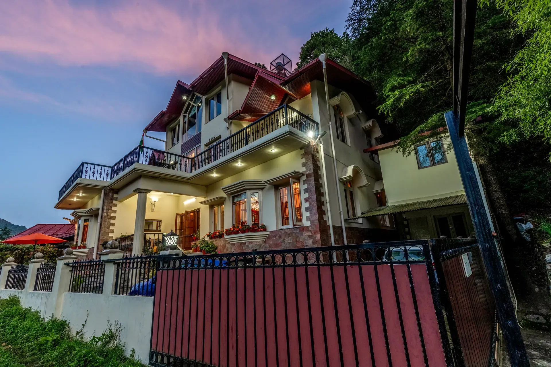 The Meadow | Elegant 3-BHK Hill Retreat With Entertainment Lounge & Terrace — photo 3