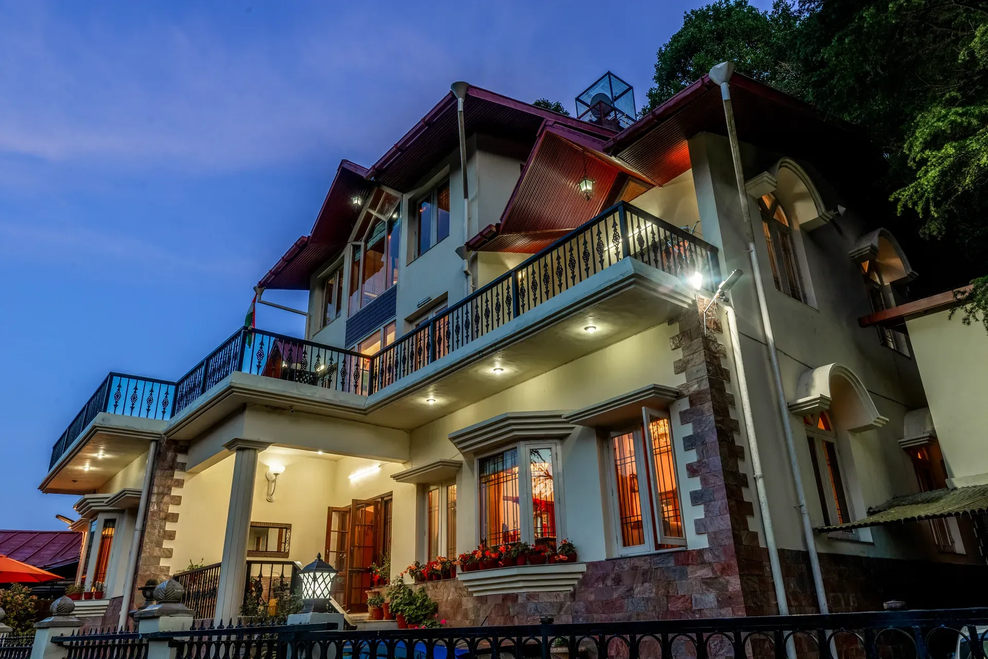The Meadow | Elegant 3-BHK Hill Retreat With Entertainment Lounge & Terrace — photo 26