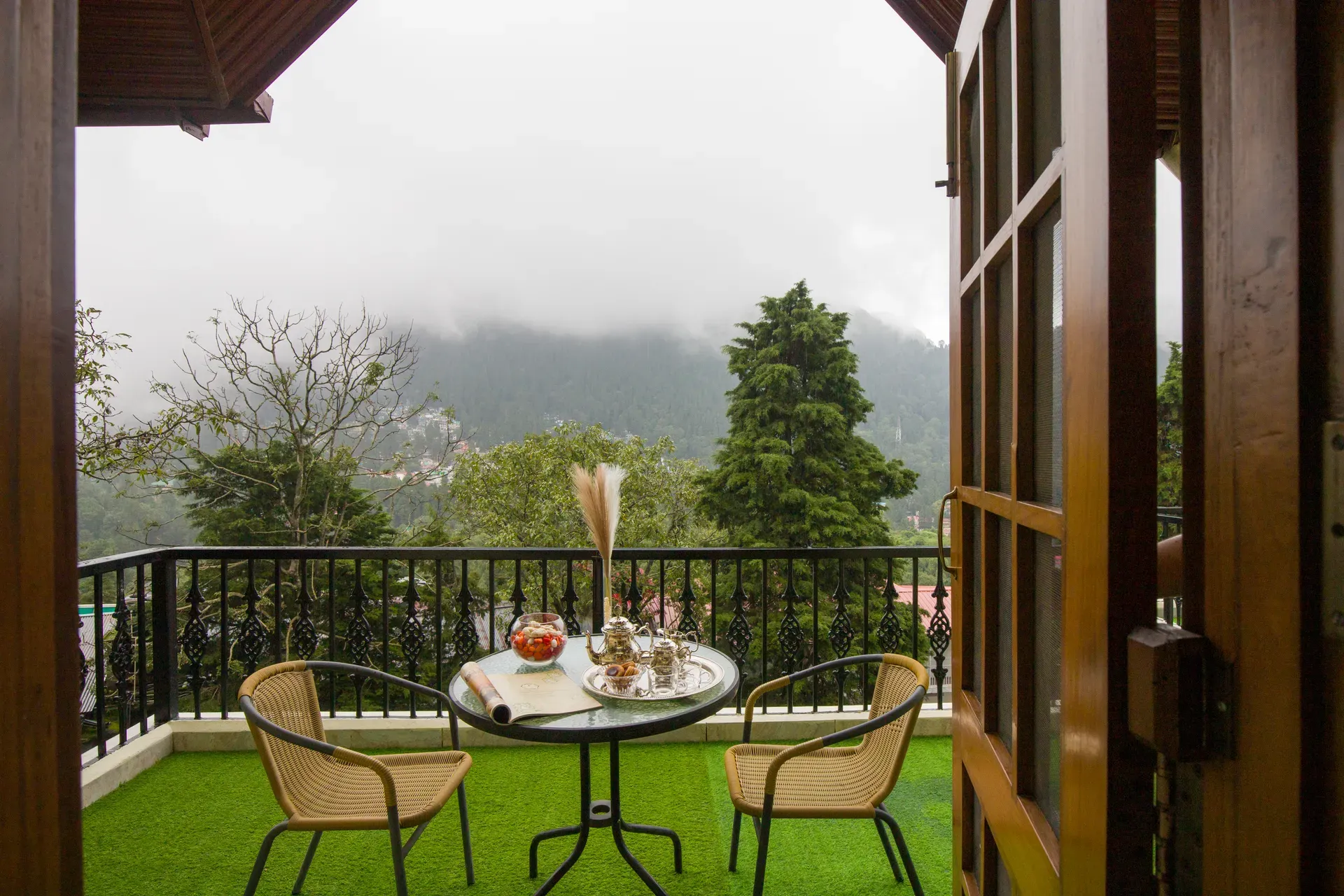 The Meadow | Elegant 3-BHK Hill Retreat With Entertainment Lounge & Terrace — photo 4