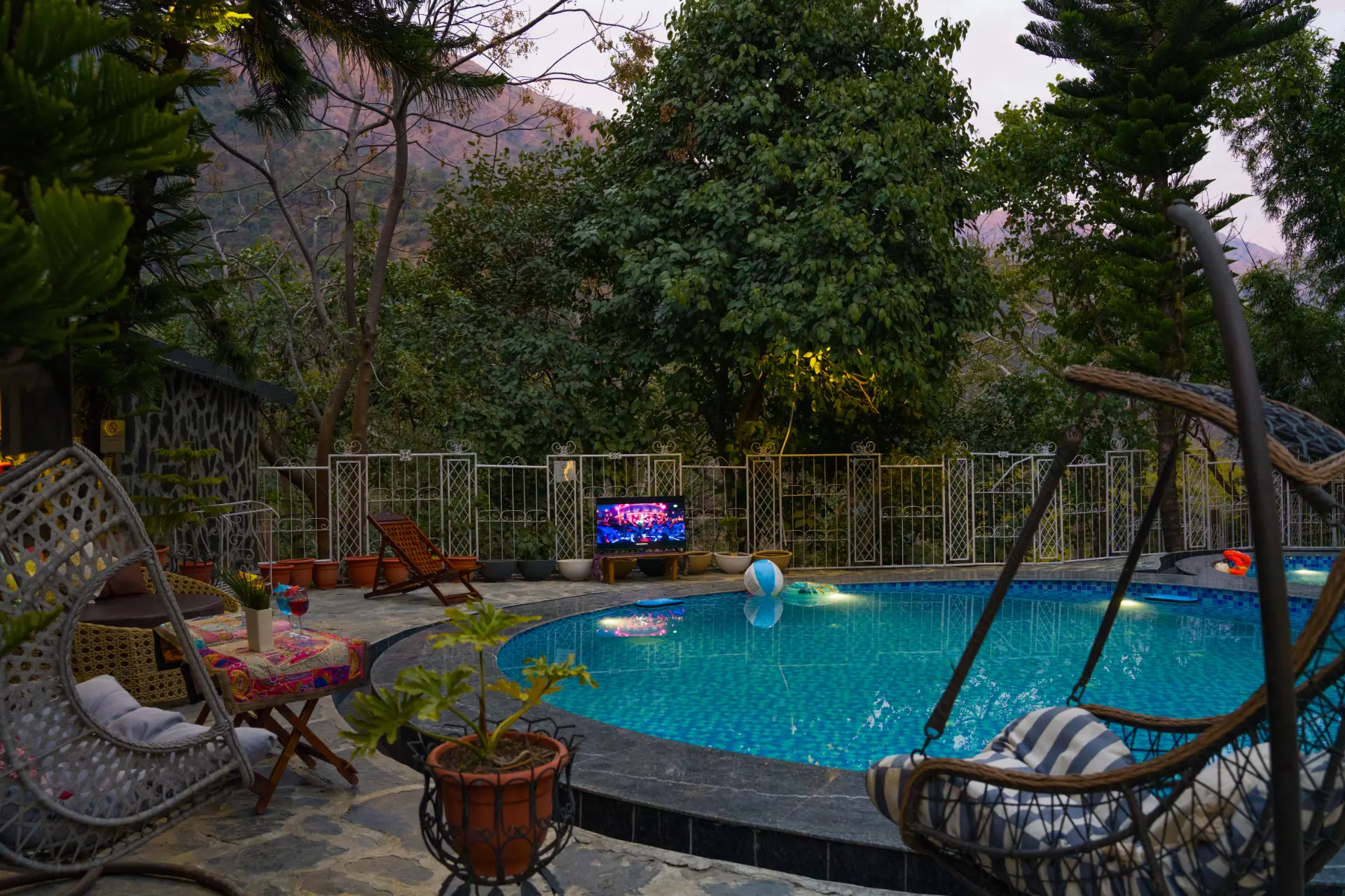 Zephyr Classic Hut | Scenic Hill Getaway With Pool, Gym & Restaurant — photo 17