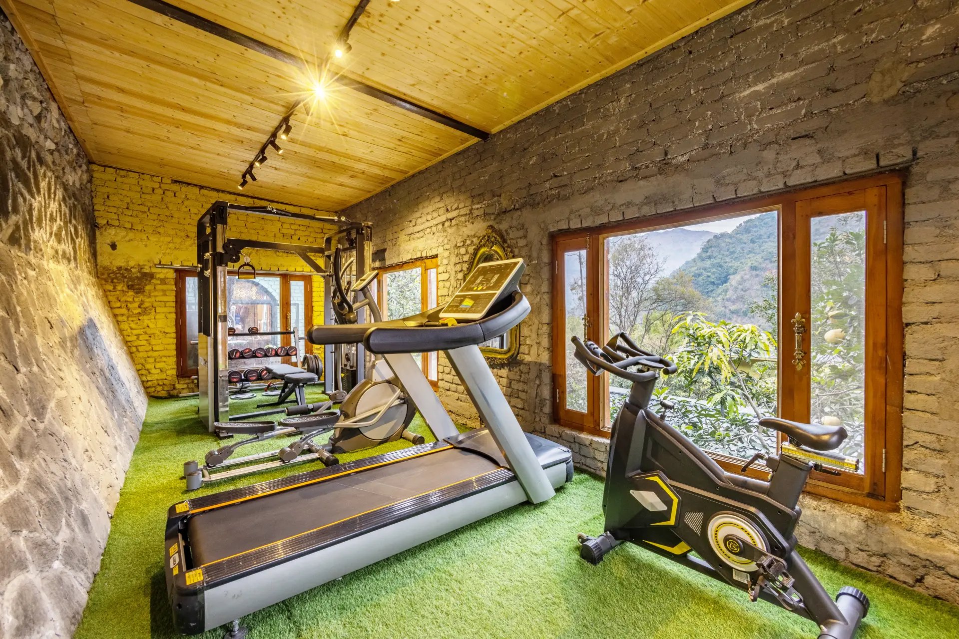 Zephyr Classic Hut | Scenic Hill Getaway With Pool, Gym & Restaurant — photo 20