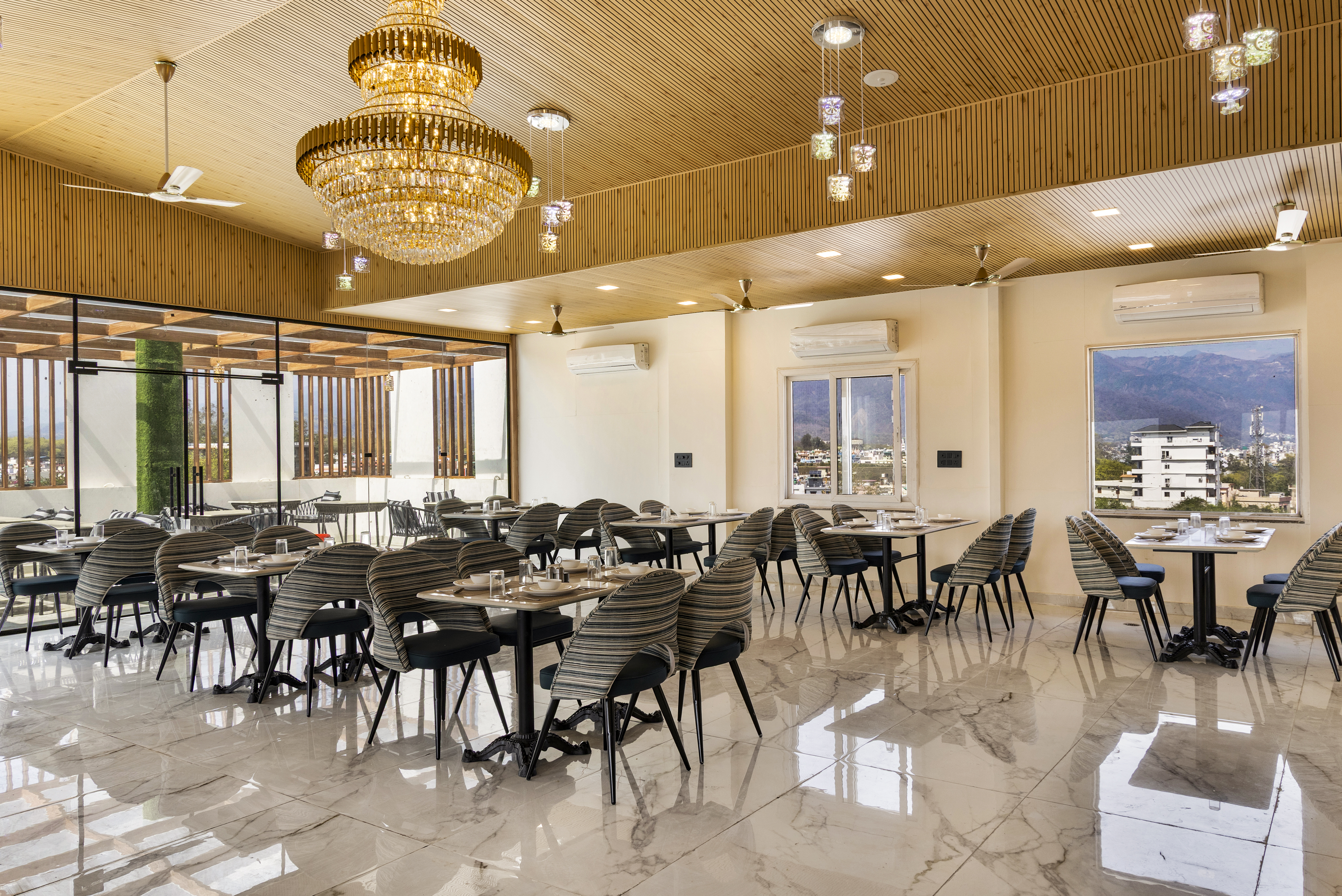 Anandam In The Himalayas Indigo | Suite With Restaurant, Lift & Lounge Near Triveni Ghat — photo 2