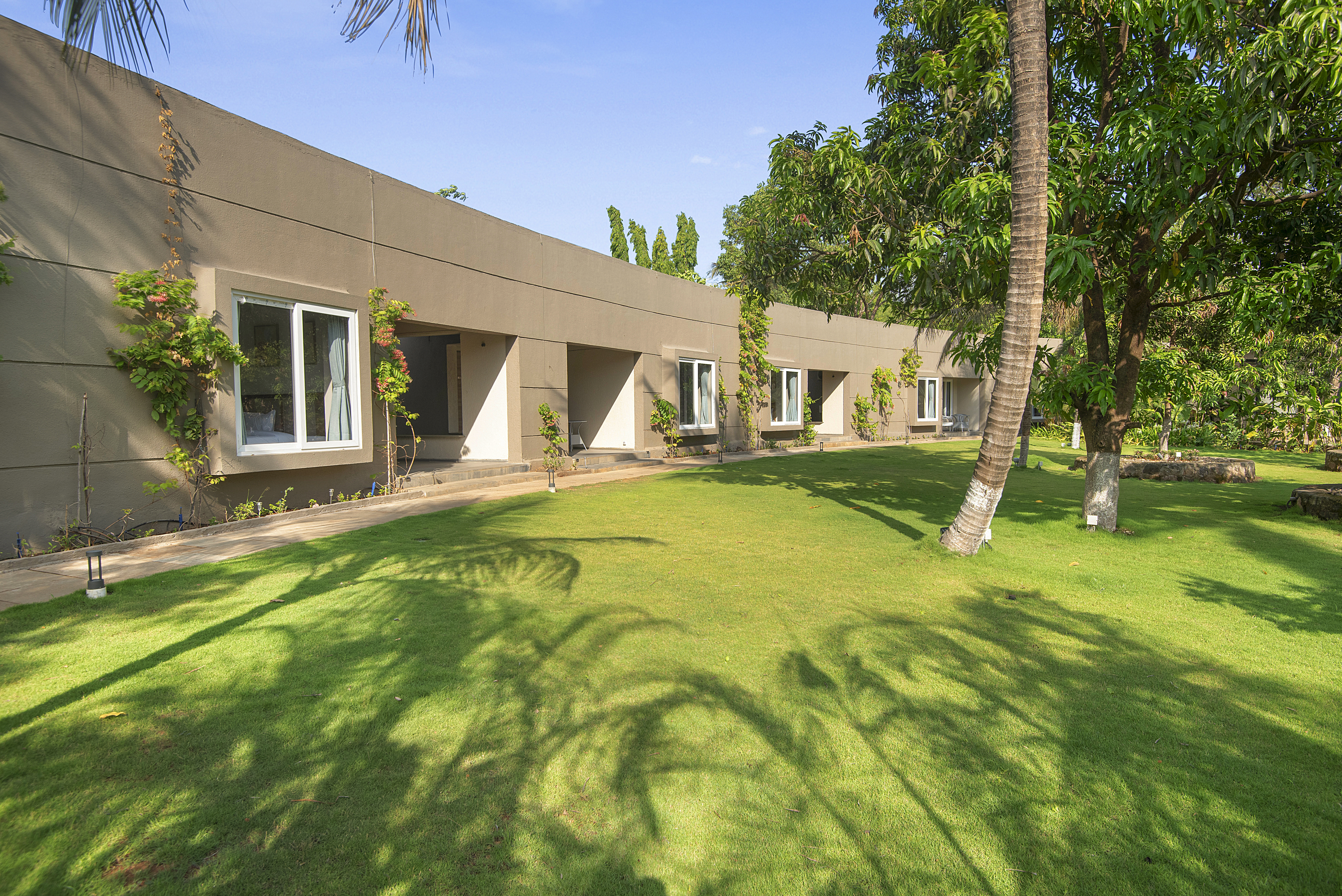 The Crescent Palm Grove | Boutique Suite in a Resort with Shared Game Room, Garden and Restaurant