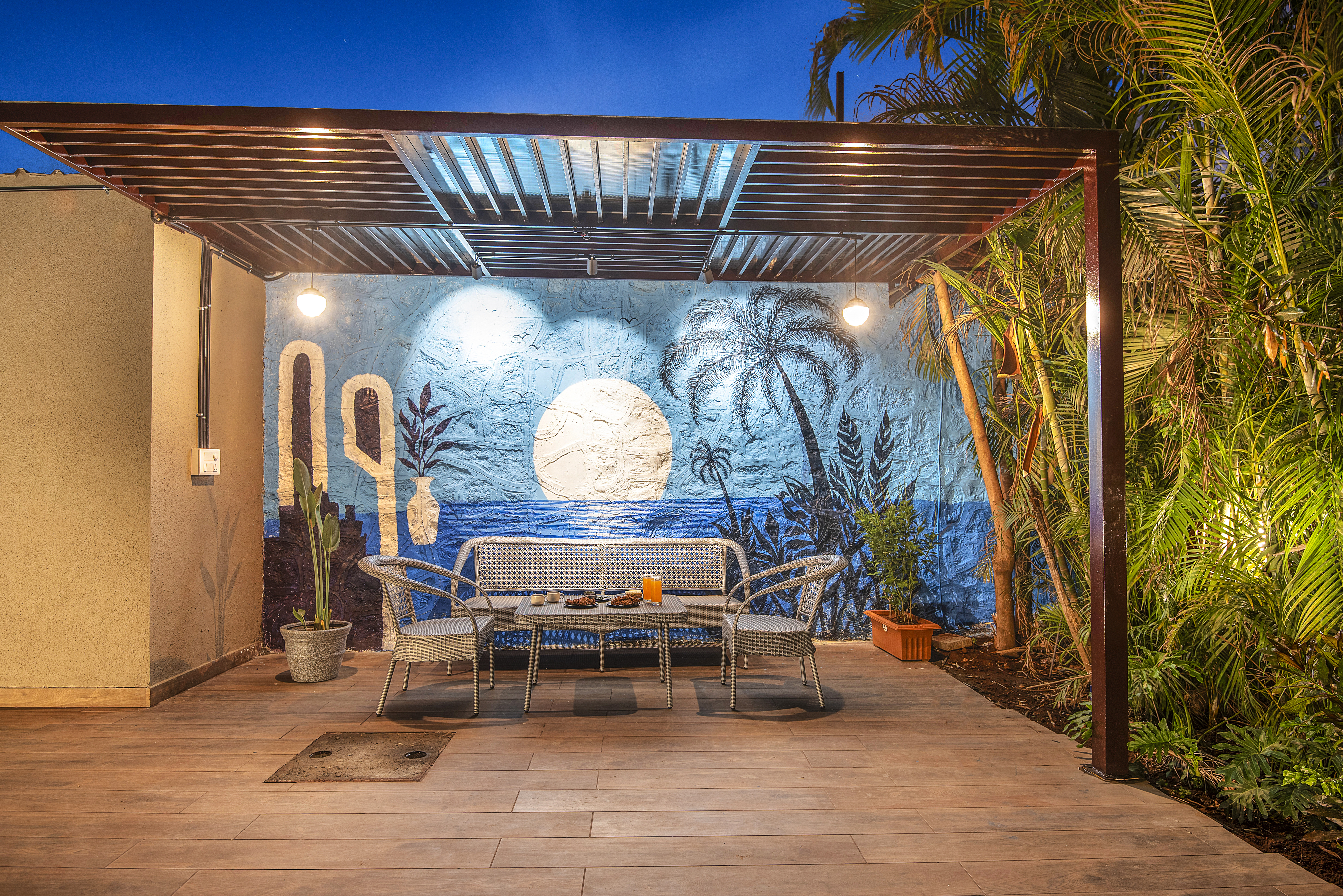 The Crescent Palm Grove | Boutique Suite in a Resort with Shared Game Room, Garden and Restaurant — photo 28