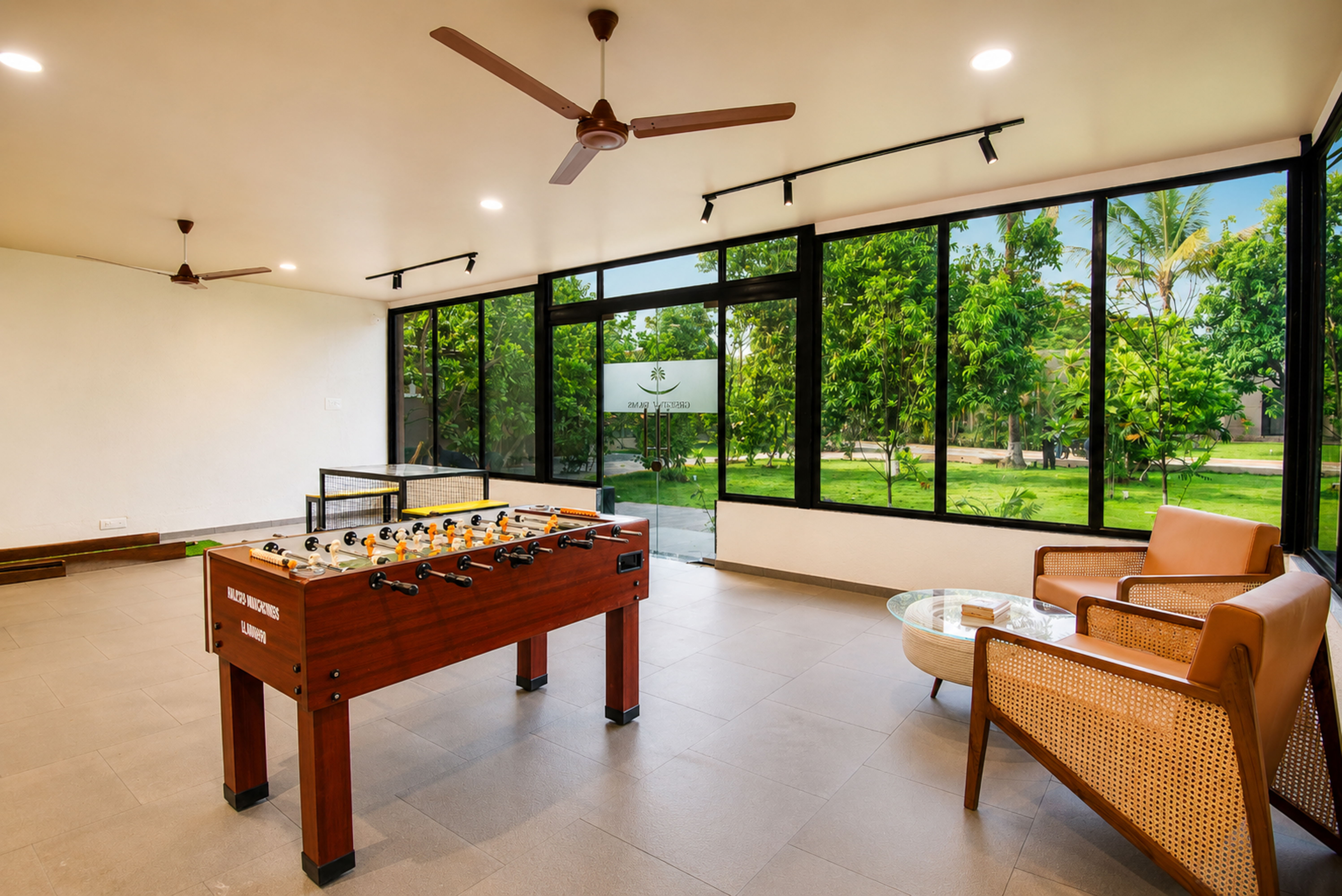 The Crescent Palm Grove | Boutique Suite in a Resort with Shared Game Room, Garden and Restaurant — photo 16