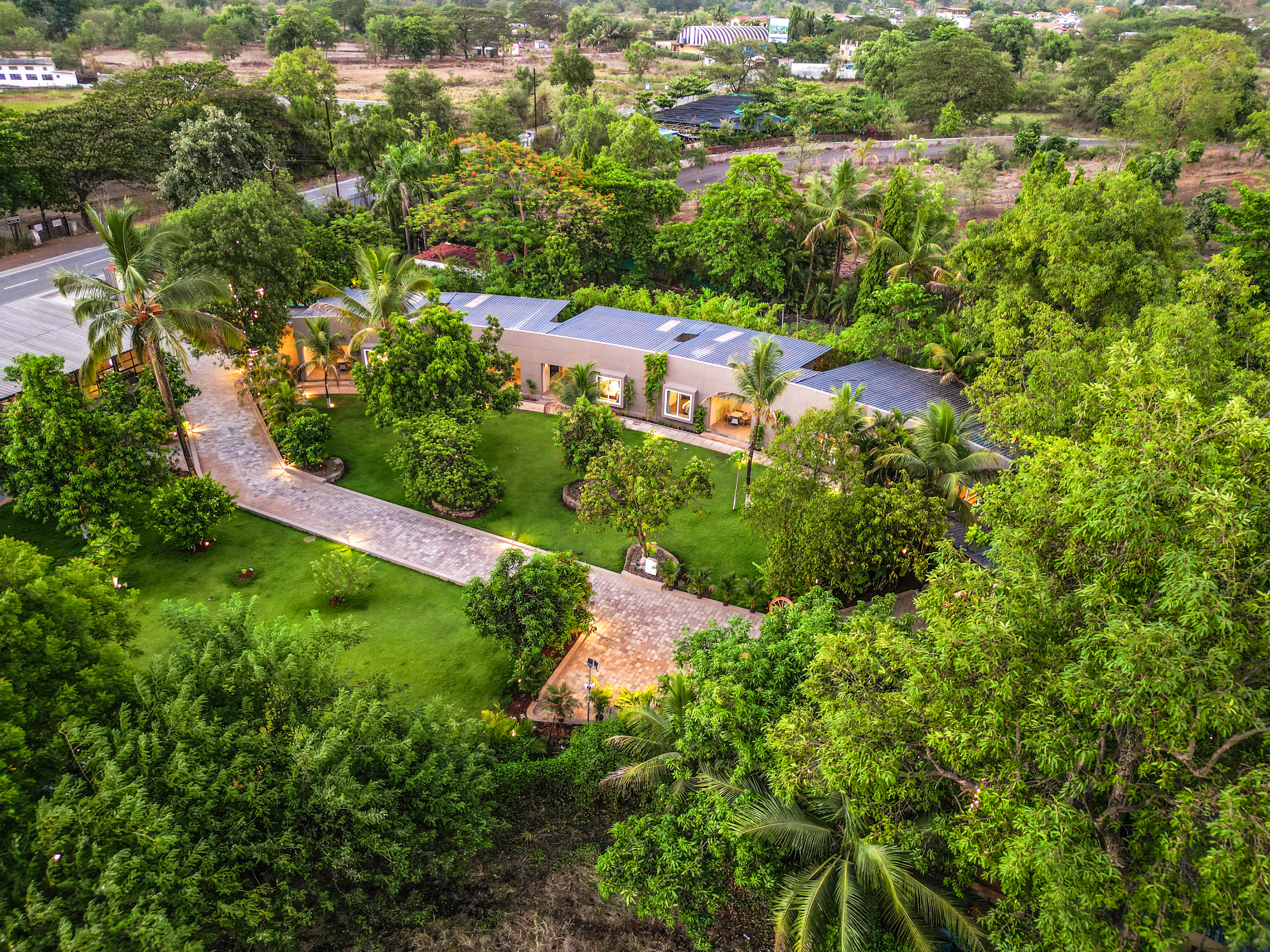 The Crescent Palm Grove | Boutique Suite in a Resort with Shared Game Room, Garden and Restaurant — photo 30
