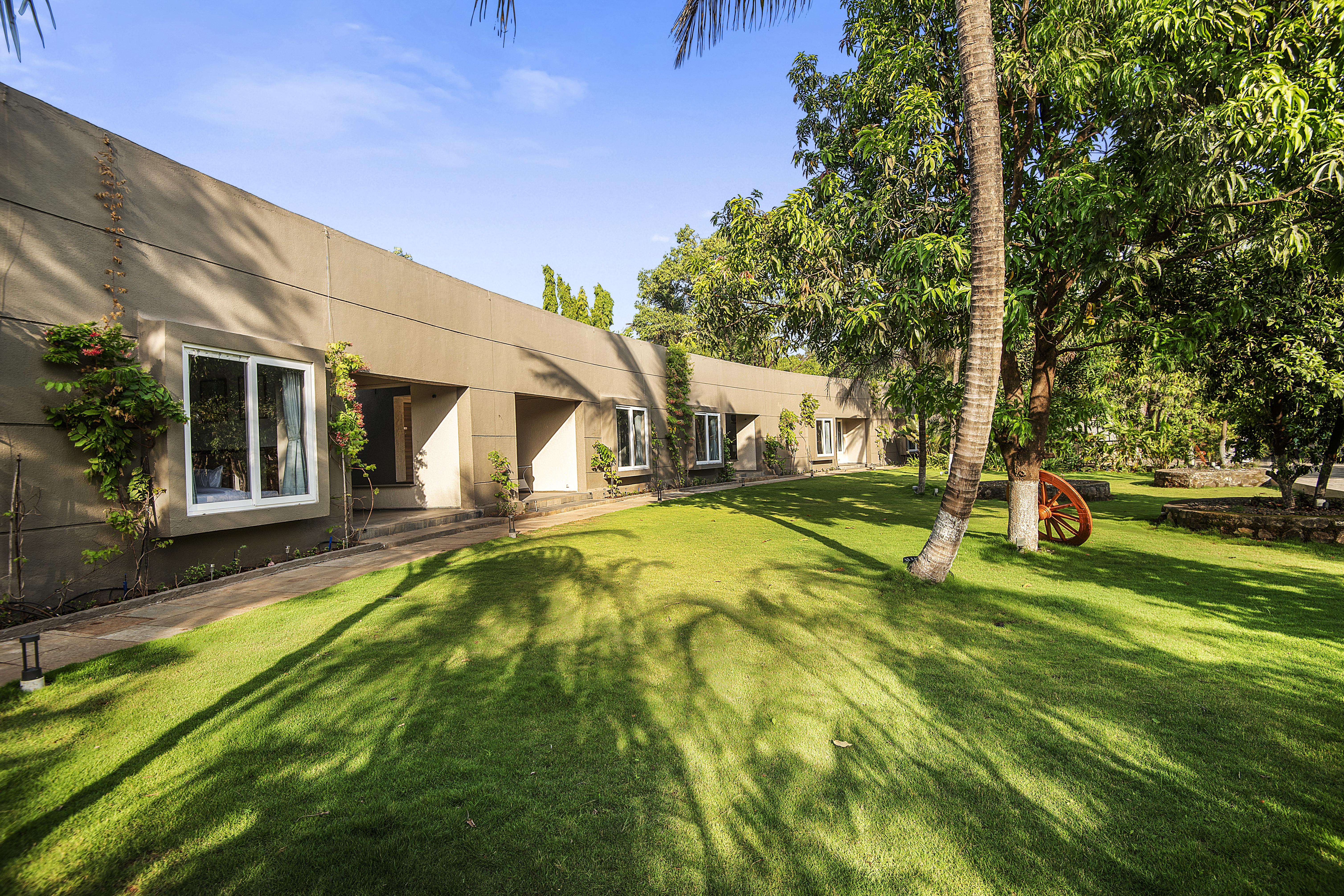 The Crescent Palm Grove | Boutique Suite in a Resort with Shared Game Room, Garden and Restaurant — photo 17