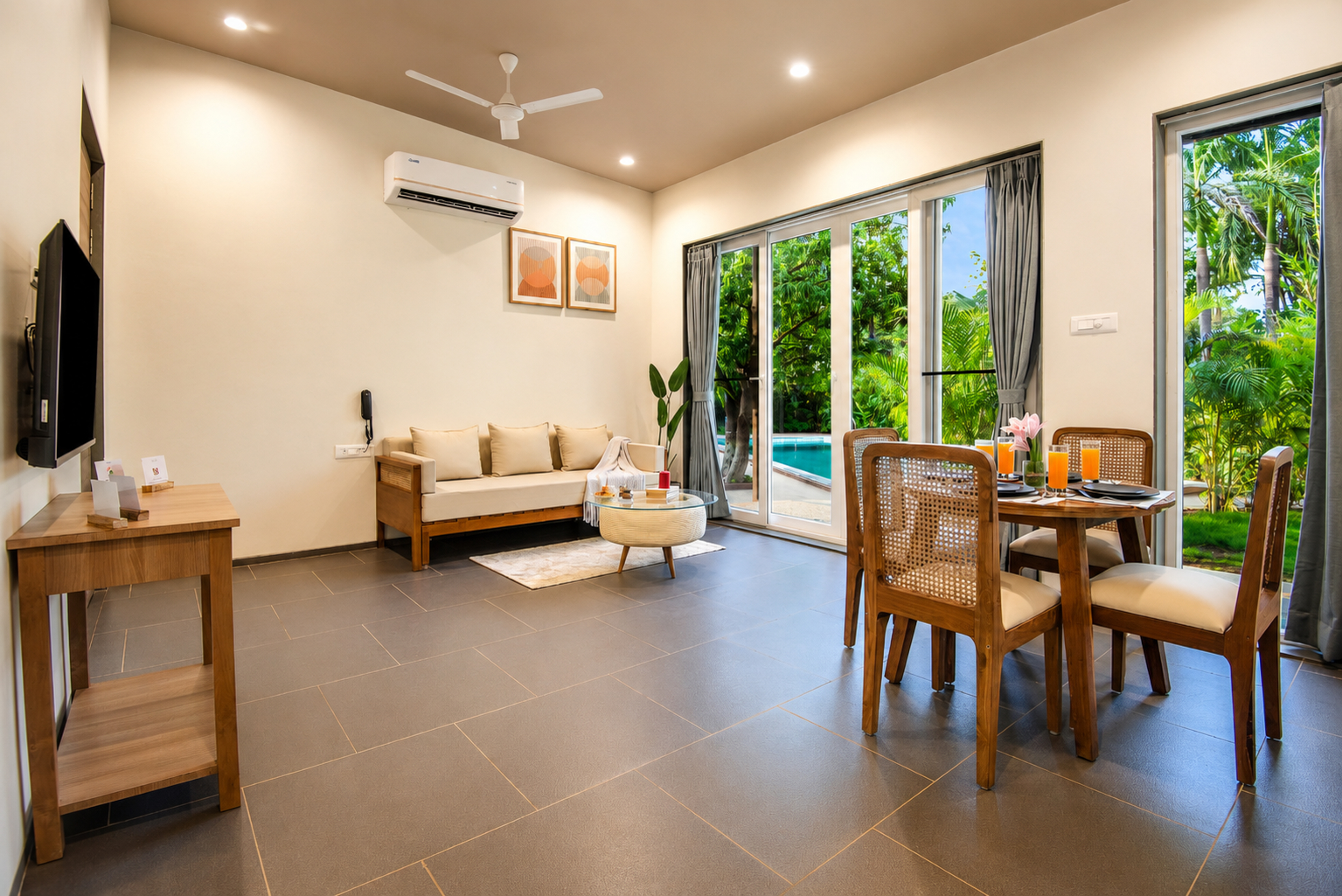 The Crescent Palm Grove | Boutique Suite in a Resort with Shared Game Room, Garden and Restaurant — photo 3