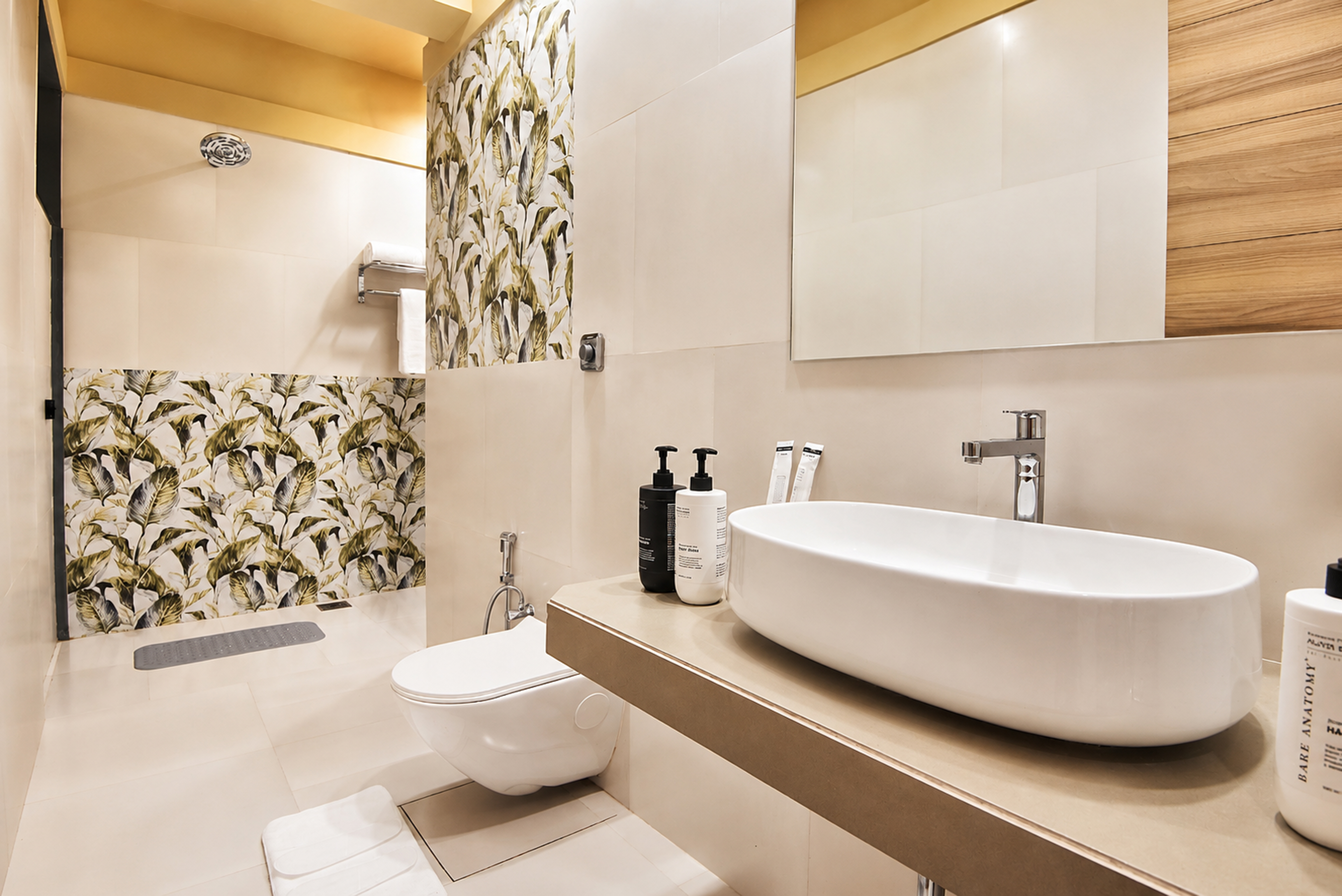 The Crescent Palm Grove | Boutique Suite in a Resort with Shared Game Room, Garden and Restaurant — photo 14