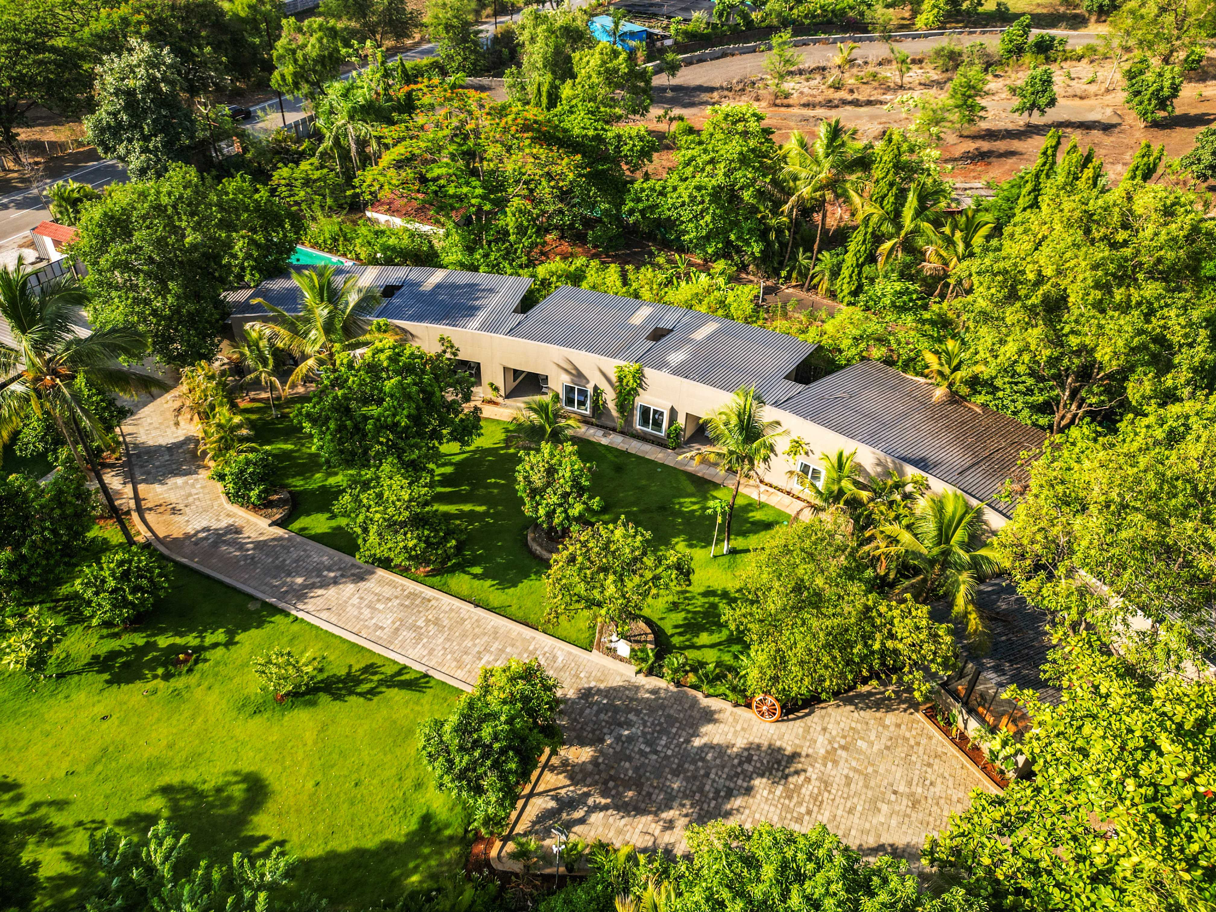 The Crescent Palm Grove | Boutique Suite in a Resort with Shared Game Room, Garden and Restaurant — photo 27
