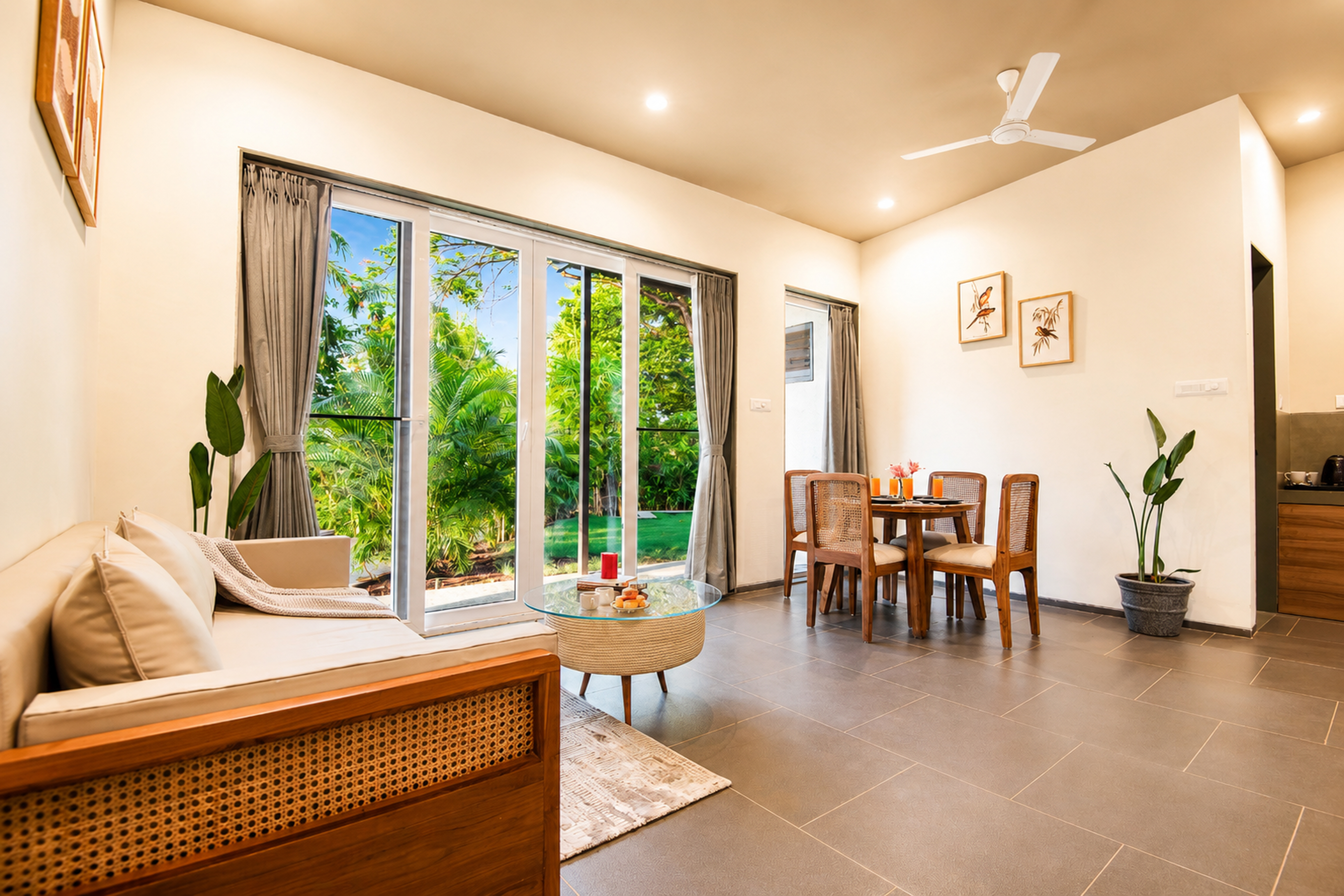 The Crescent Palm Grove | Boutique Suite in a Resort with Shared Game Room, Garden and Restaurant — photo 20