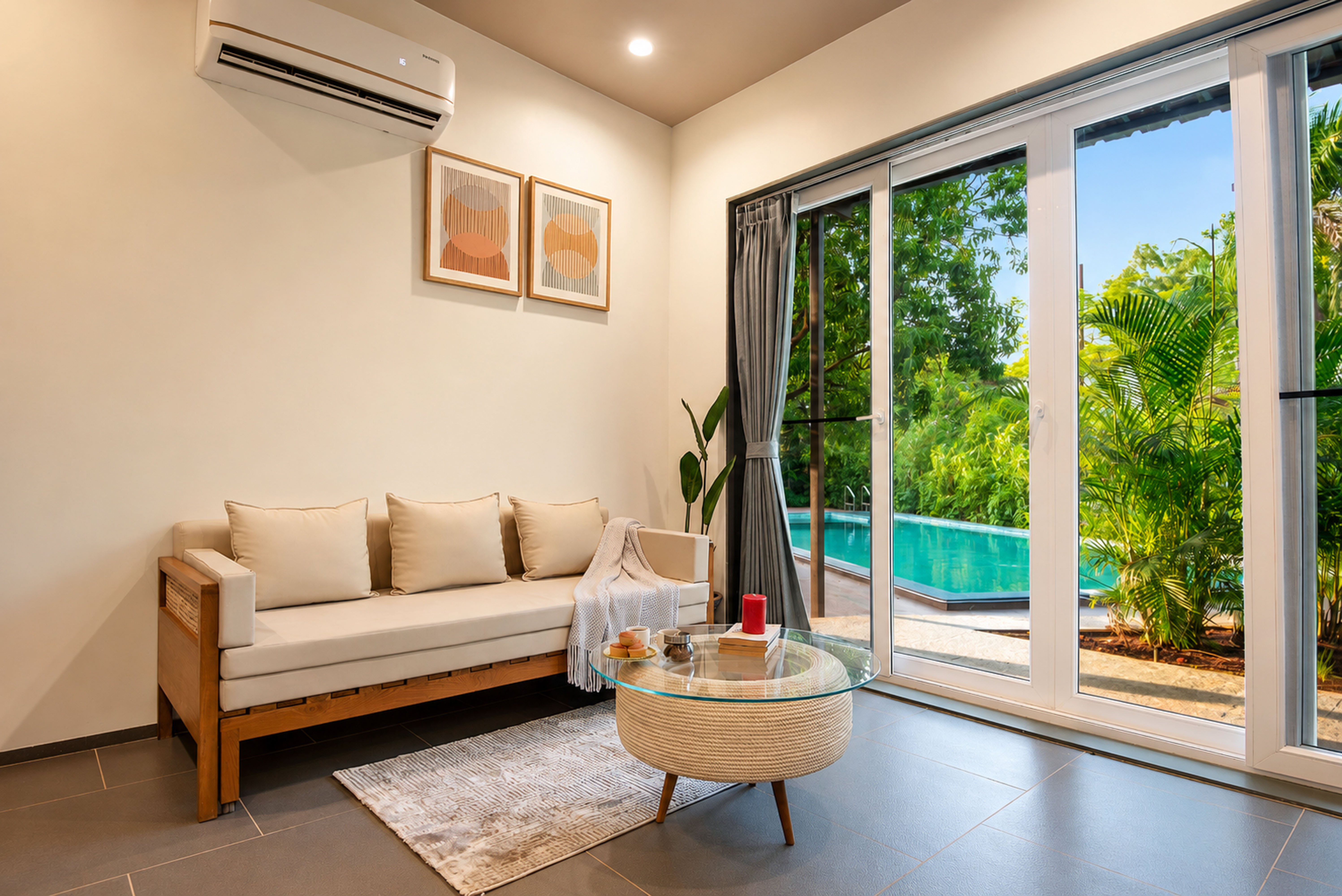 The Crescent Palm Grove | Boutique Suite in a Resort with Shared Game Room, Garden and Restaurant — photo 8