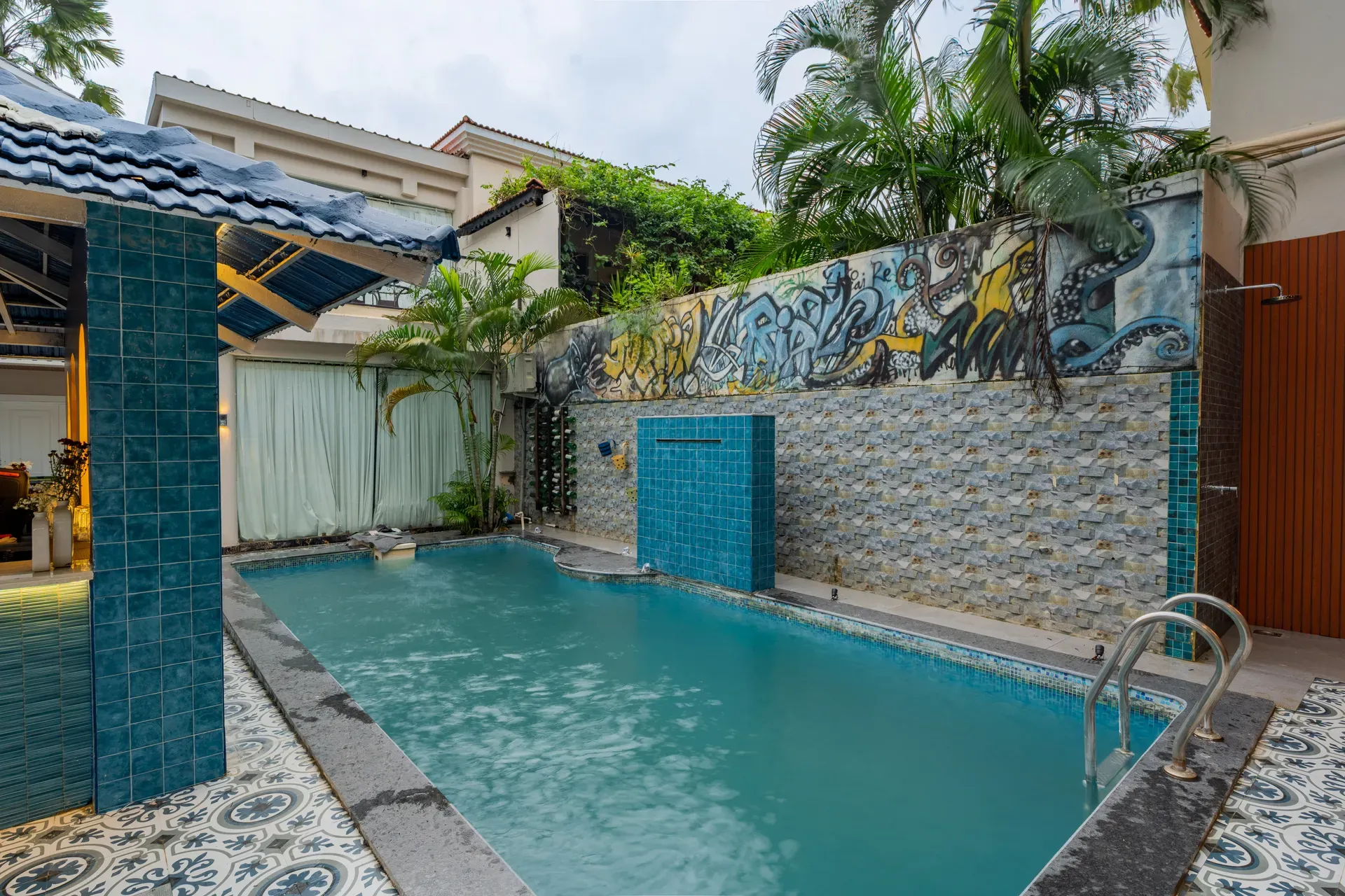 Emperor Ozran | Premium Rooms With Private Balconies, Restaurant & Bar — photo 7