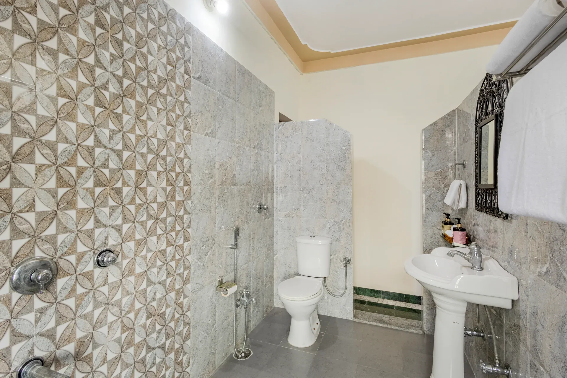 Abhimanyu Mansion Topaz | 2-BHK Haveli | Garden + Sit-Out Area | Central Location — photo 26