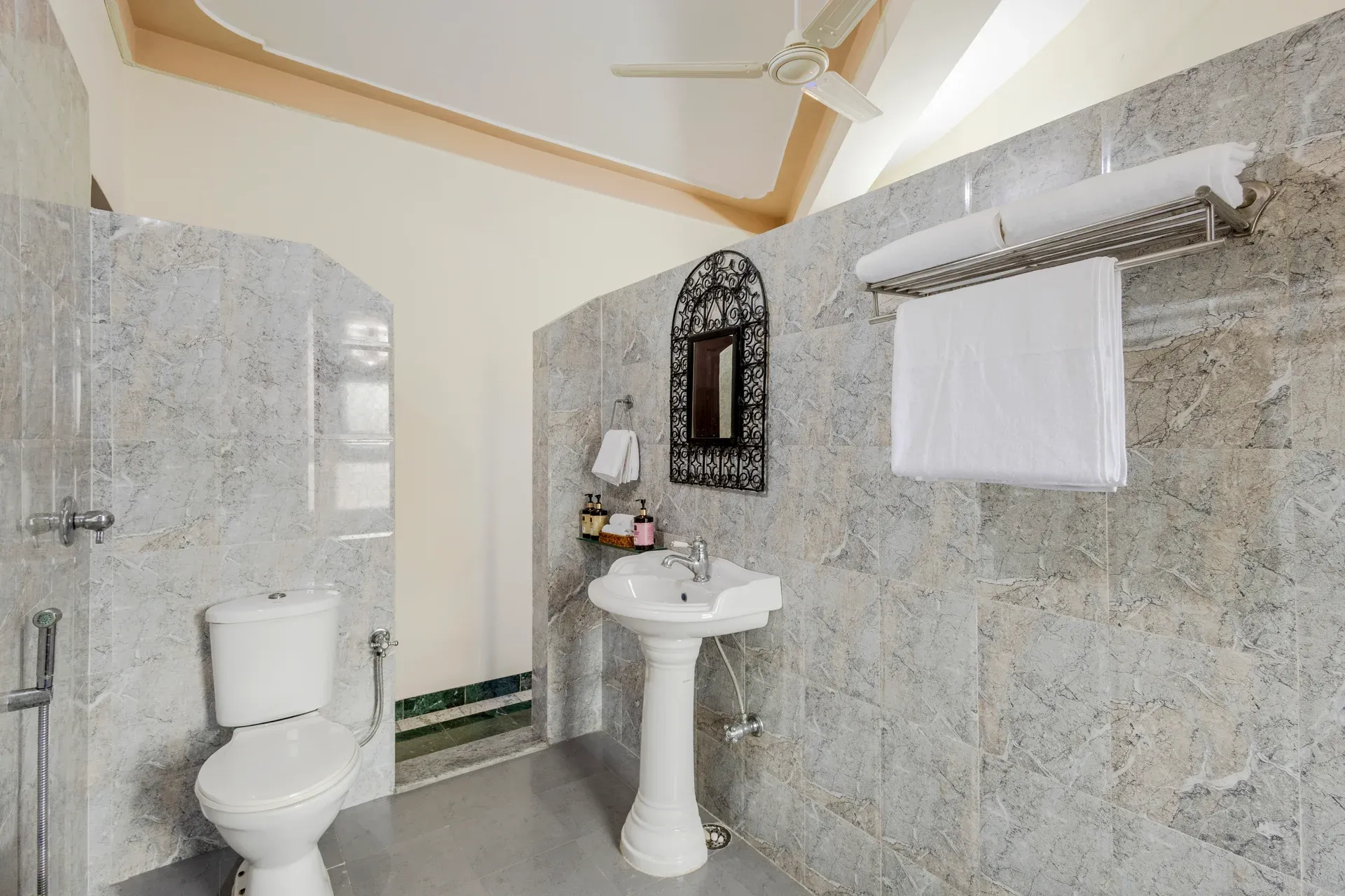 Abhimanyu Mansion Topaz | 2-BHK Haveli | Garden + Sit-Out Area | Central Location — photo 30
