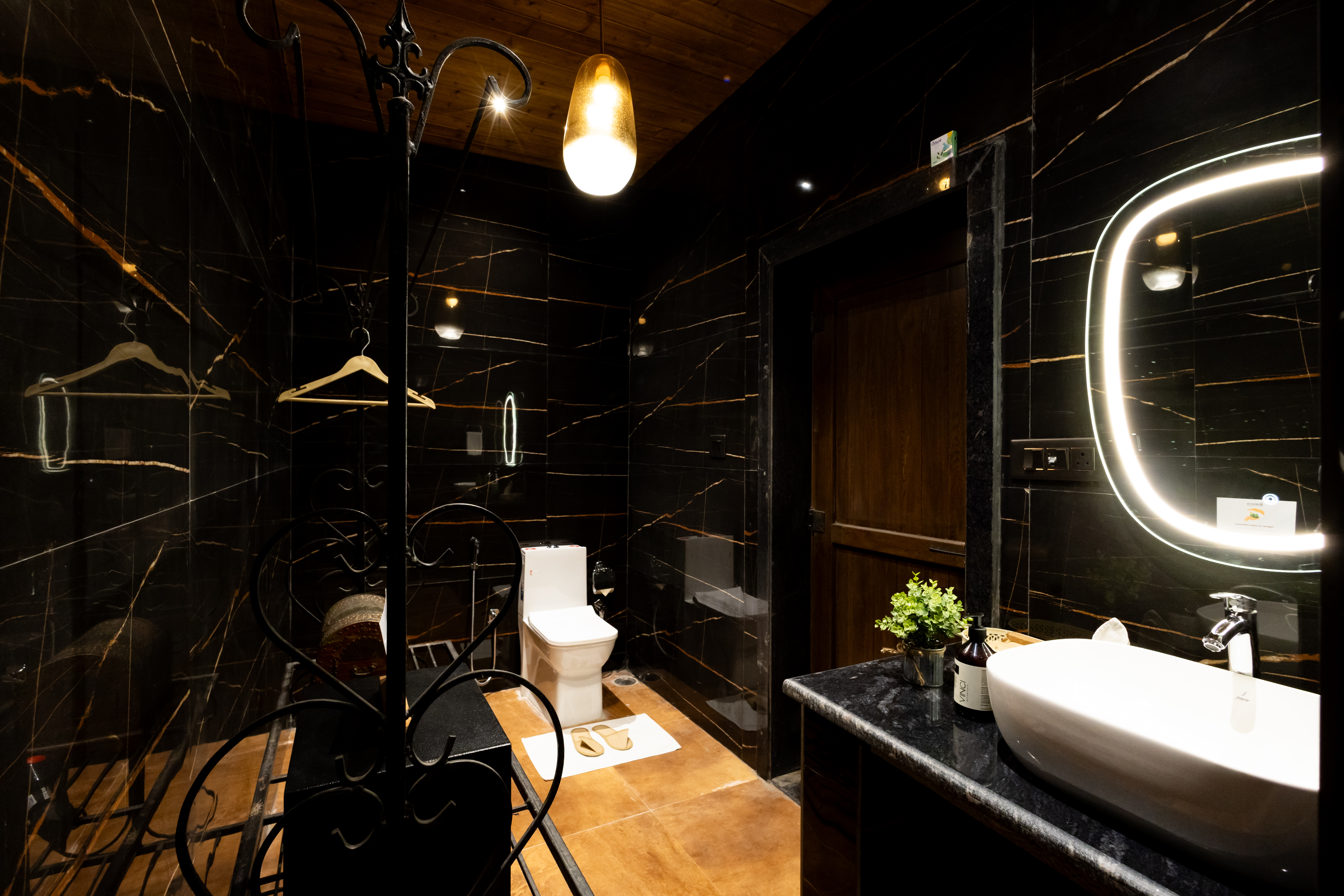 Zephyr Heaven | 1-Hillview Room with Common Pool, Gym & On-Site Restaurant — photo 29