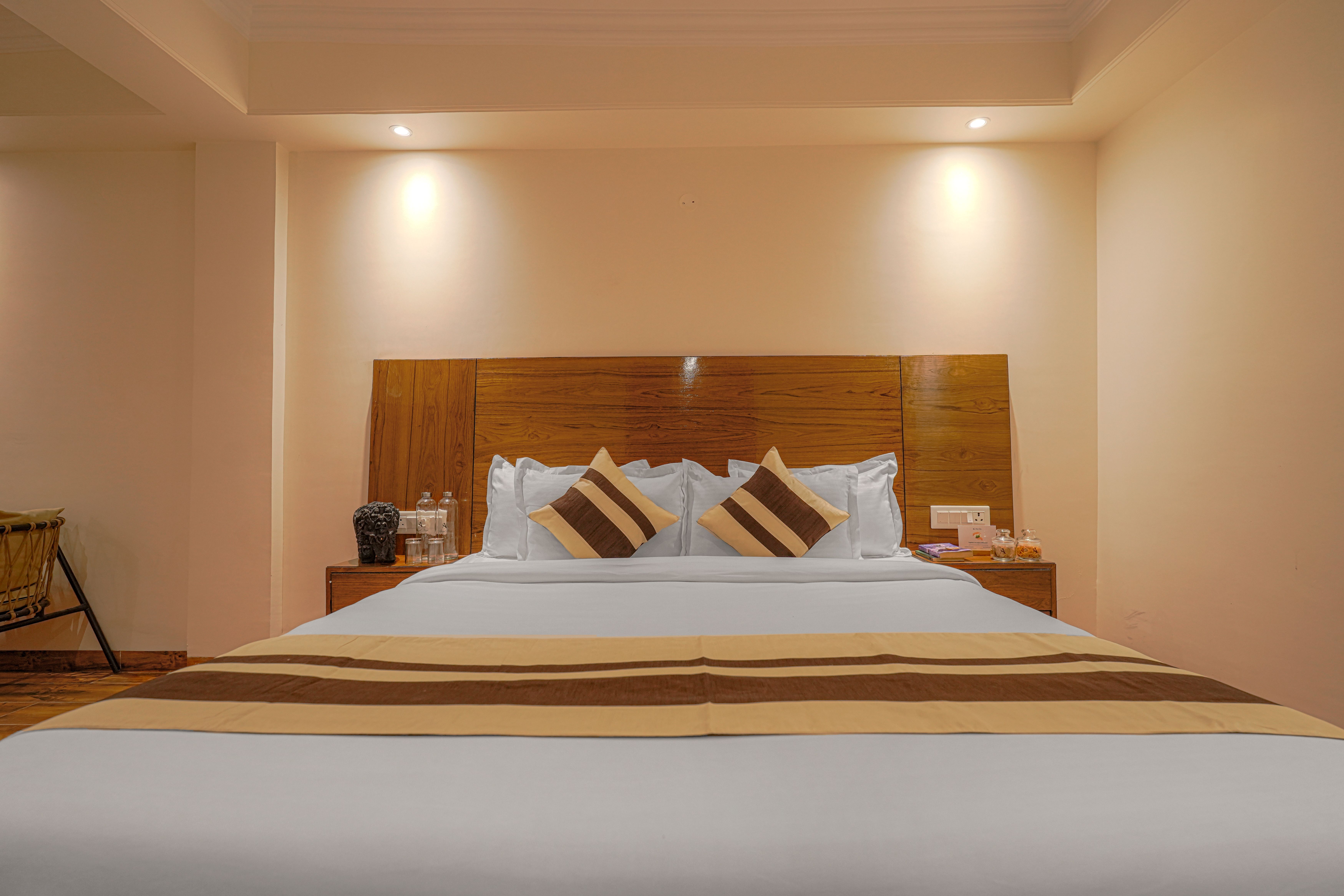 Dilli Suites Blush | Hillside Room With AC, Common Pool & Scenic Views — photo 13