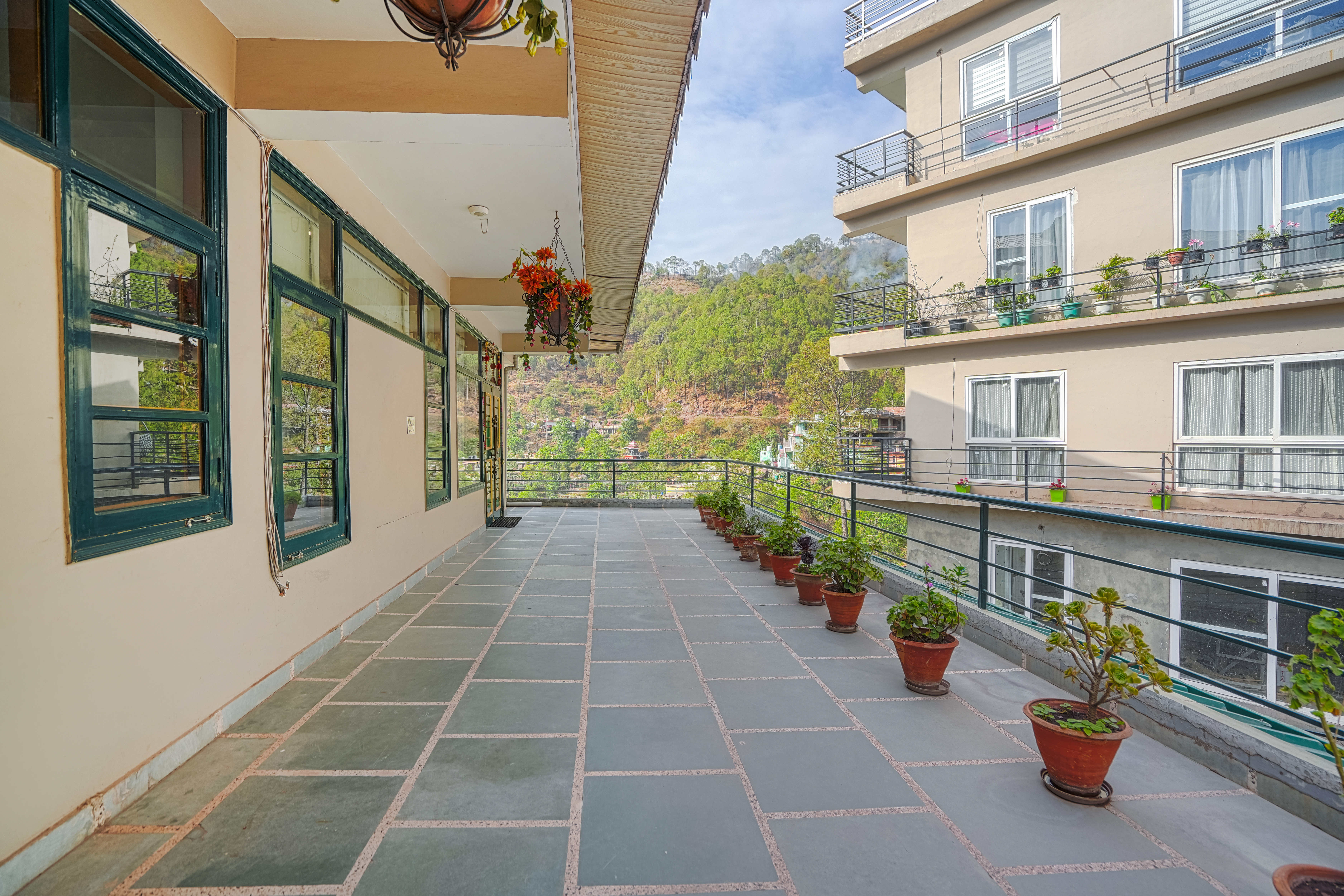 Dilli Suites Blush | Hillside Room With AC, Common Pool & Scenic Views — photo 16