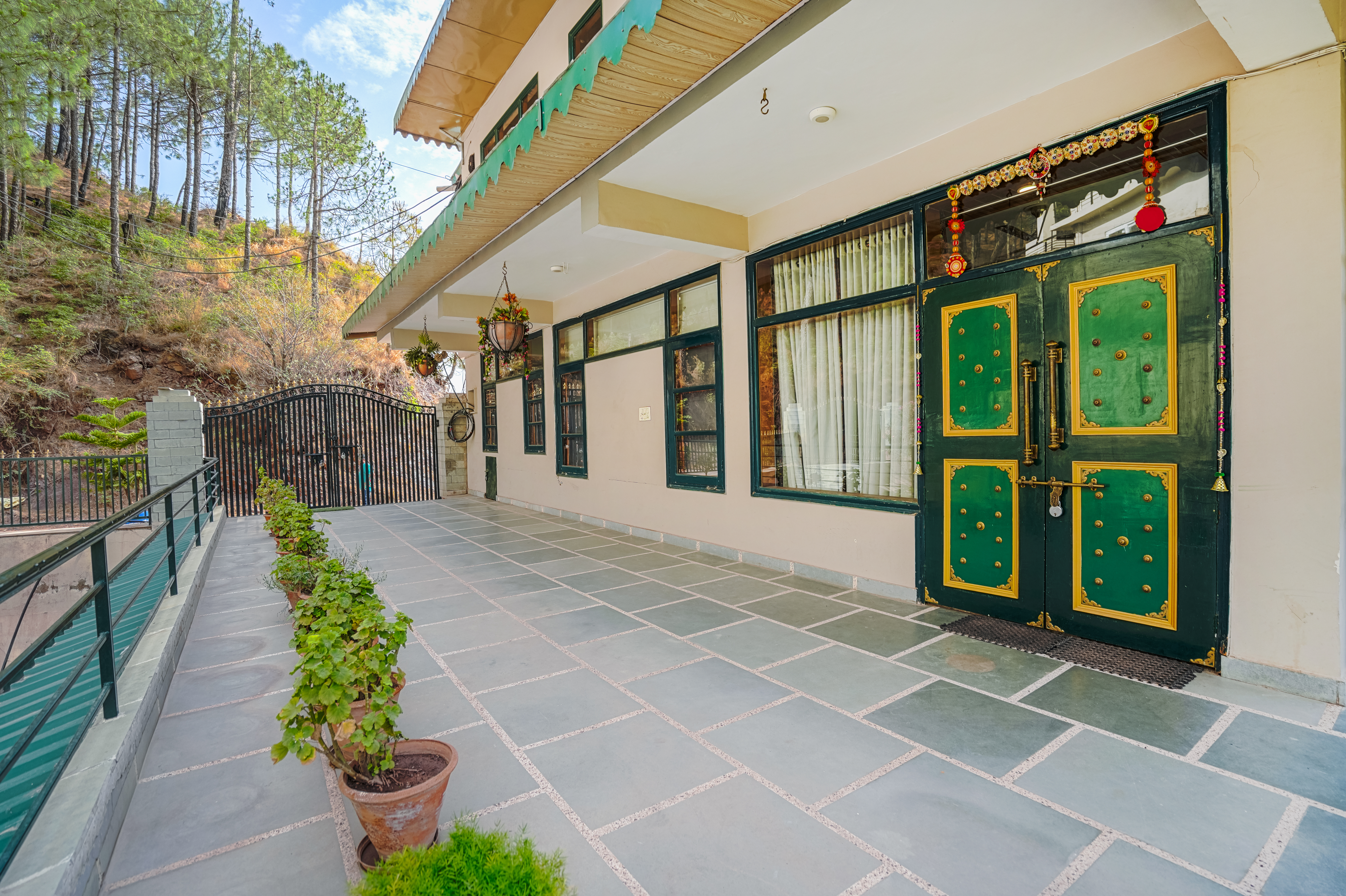 Dilli Suites Blush | Hillside Room With AC, Common Pool & Scenic Views — photo 2