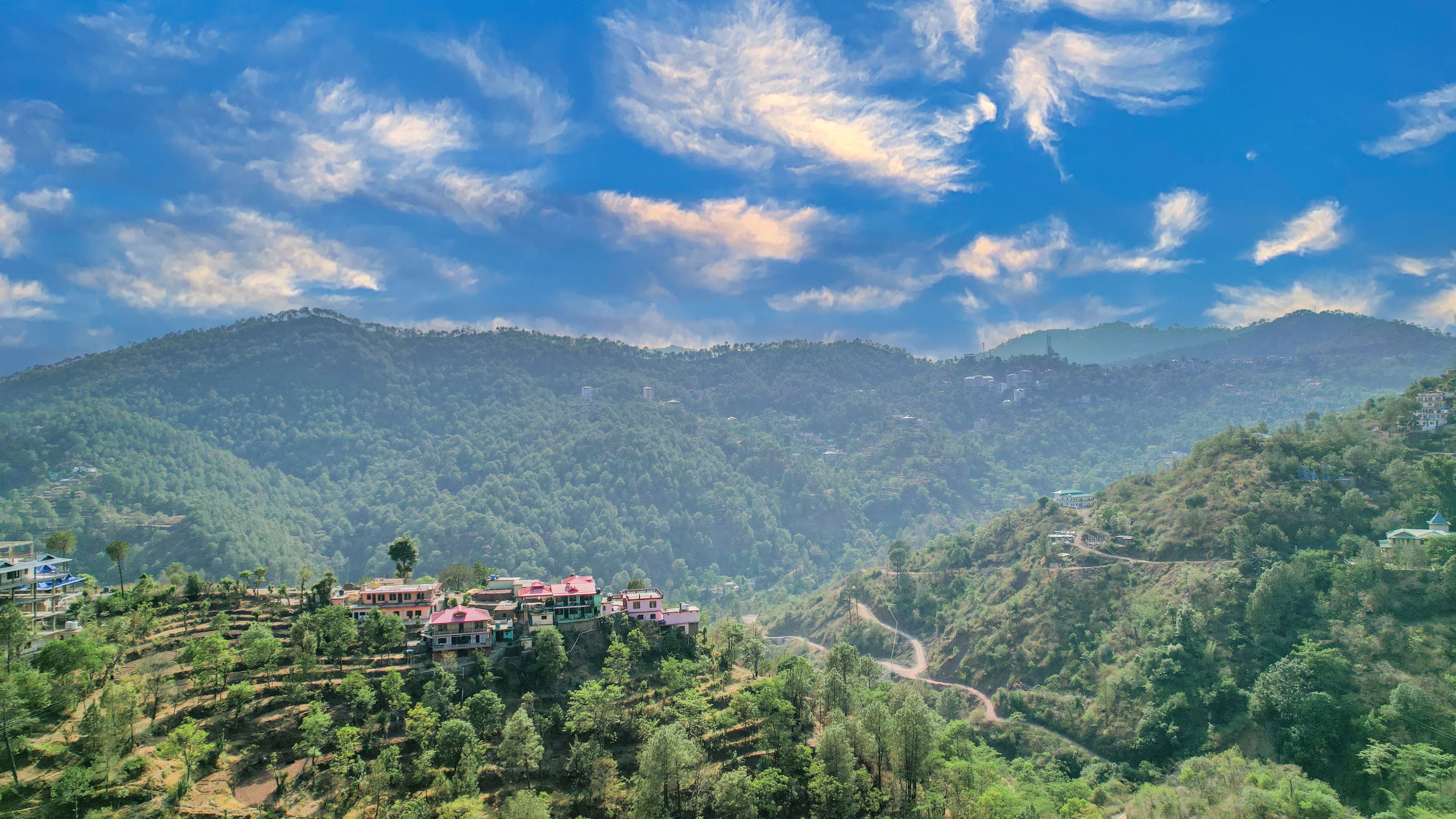 Dilli Suites Blush | Hillside Room With AC, Common Pool & Scenic Views — photo 3