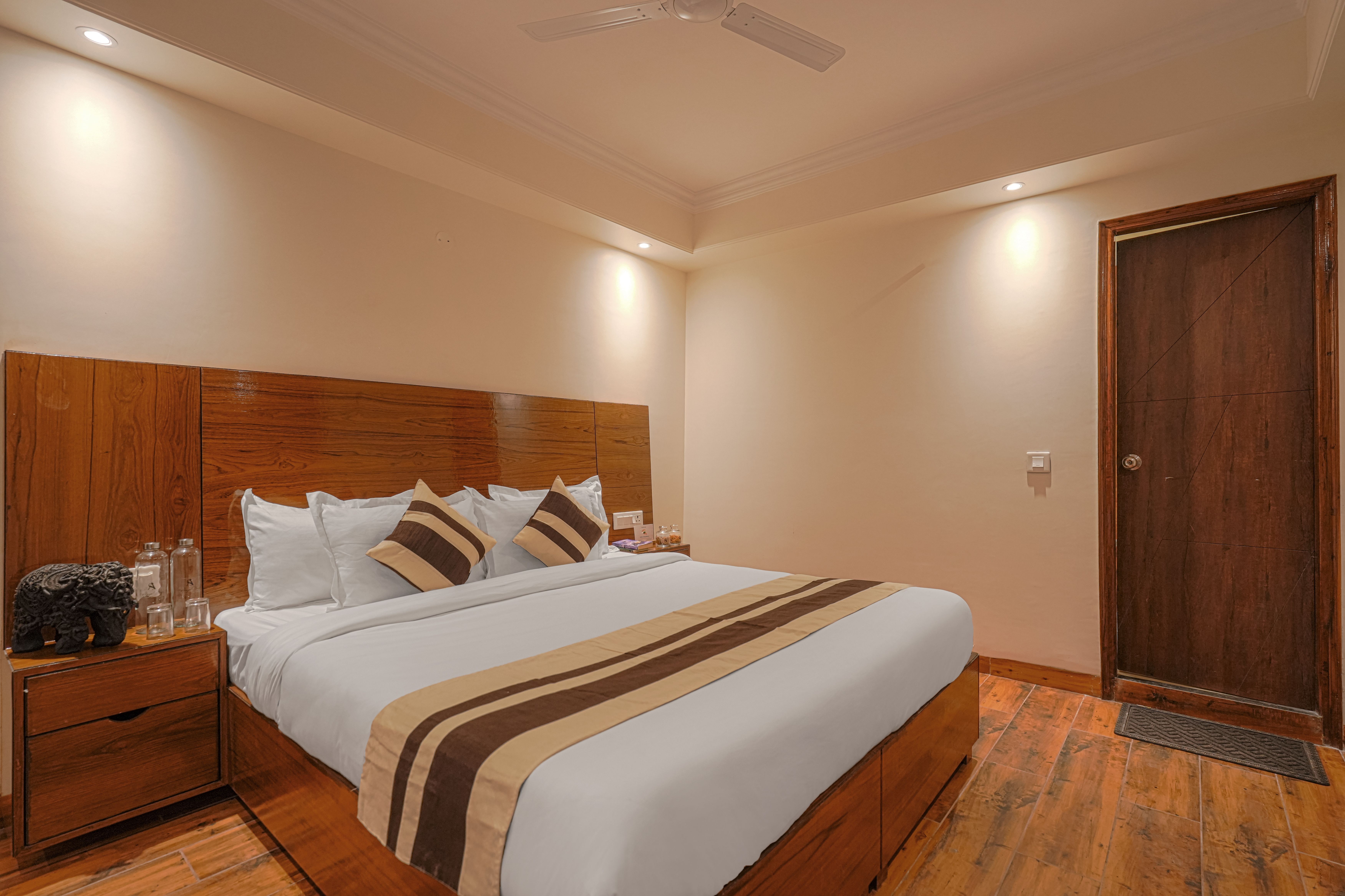 Dilli Suites Blush | Hillside Room With AC, Common Pool & Scenic Views — photo 11