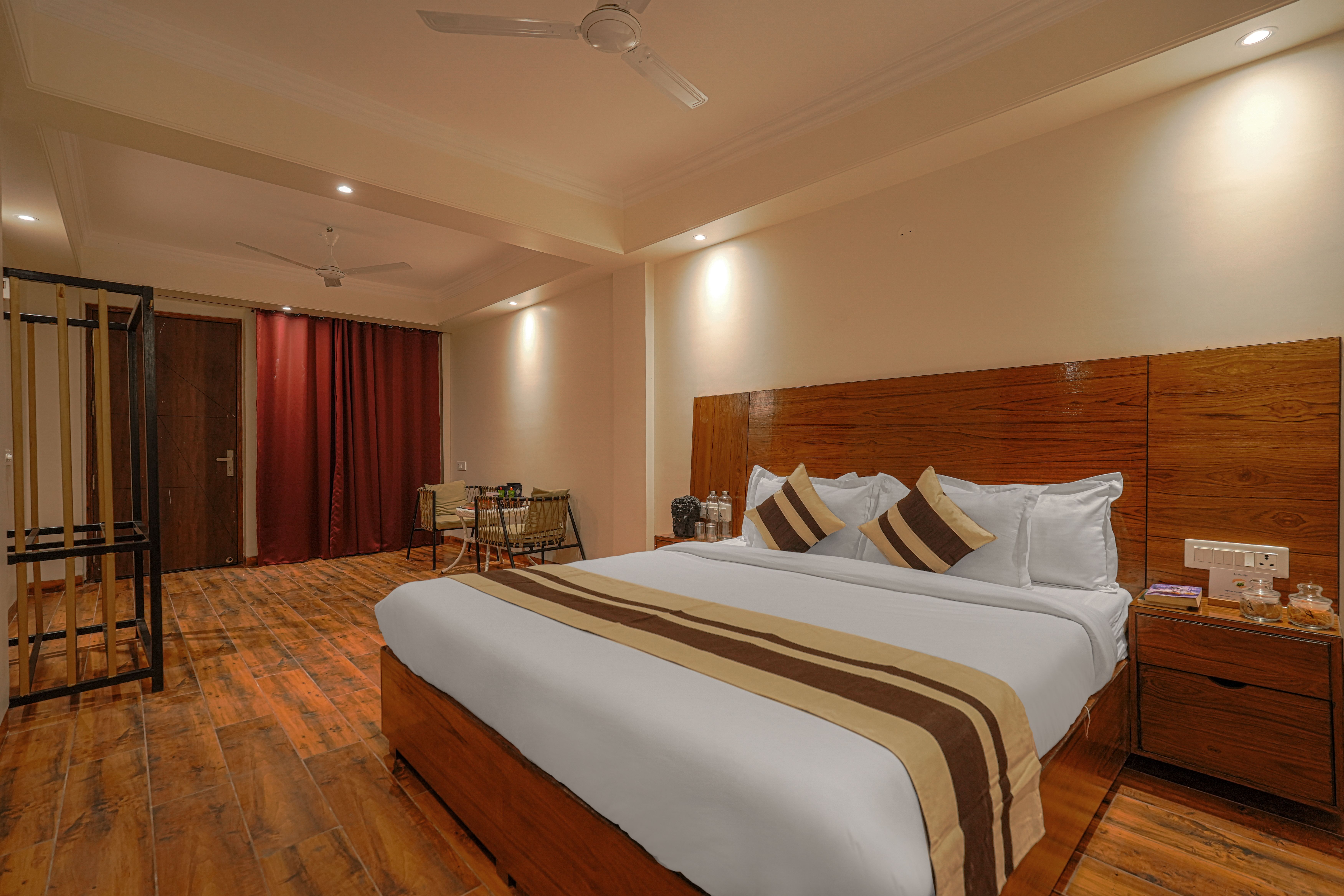 Dilli Suites Blush | Hillside Room With AC, Common Pool & Scenic Views — photo 6