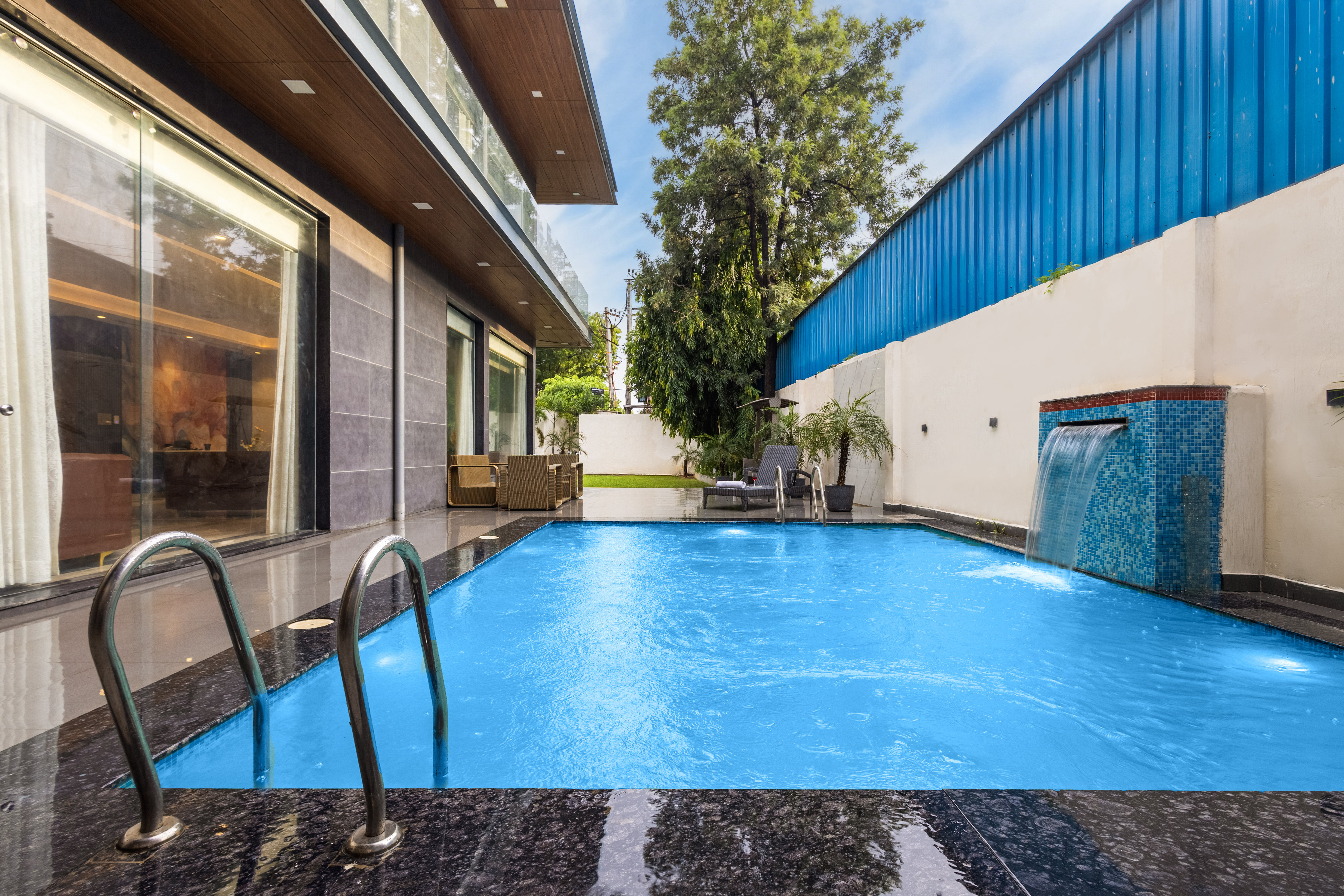 DSG Farm | Pet- friendly modern house Inspired 3-BHK with Bar with lounge, Bathtub, Private Pool, Swimming pool, Terrace & Garden — photo 2