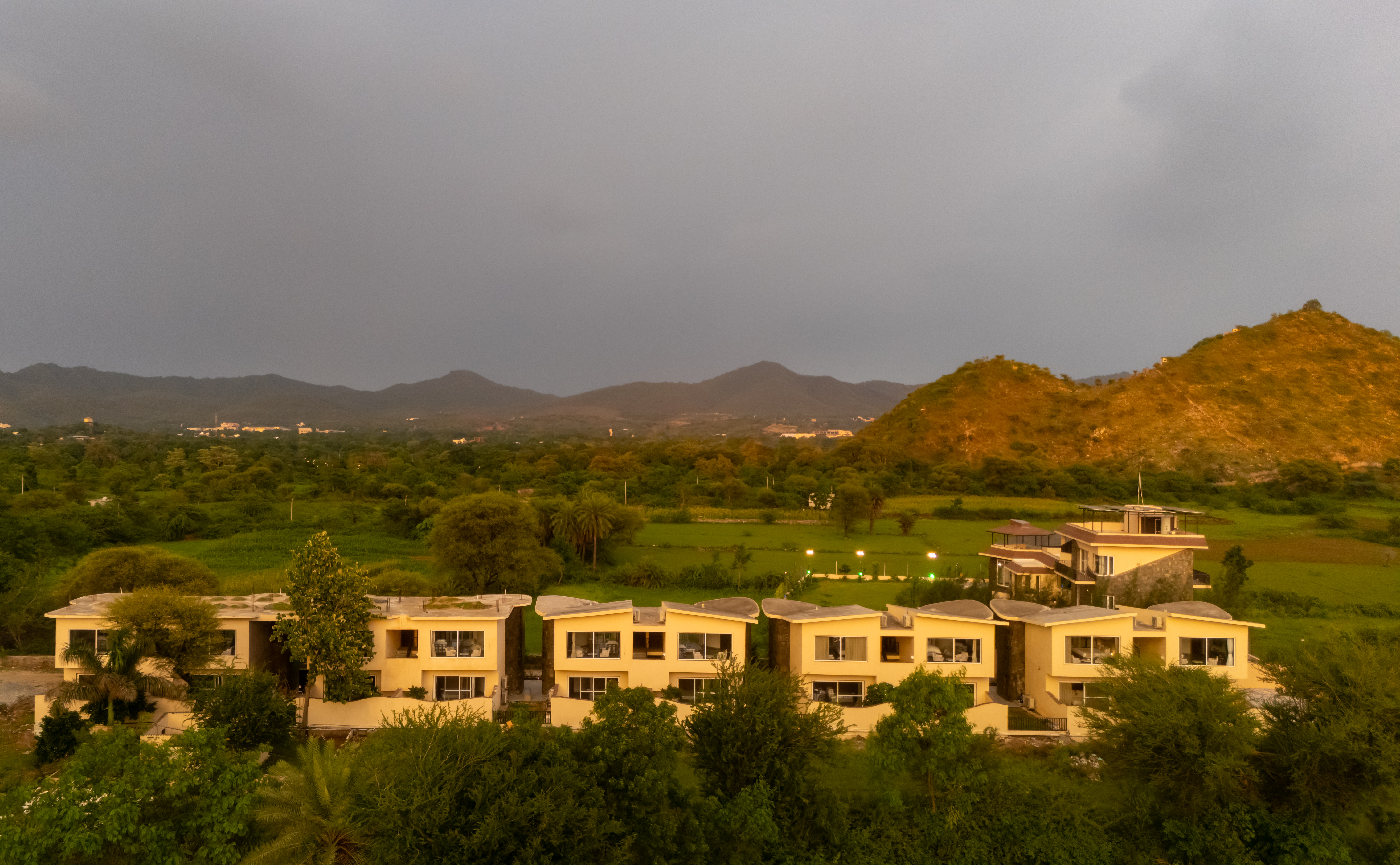 Raj Villas Aurelia | Pet-Friendly 1-Room Hotel Suite with Jacuzzi & Aravalli Hill Views — photo 19