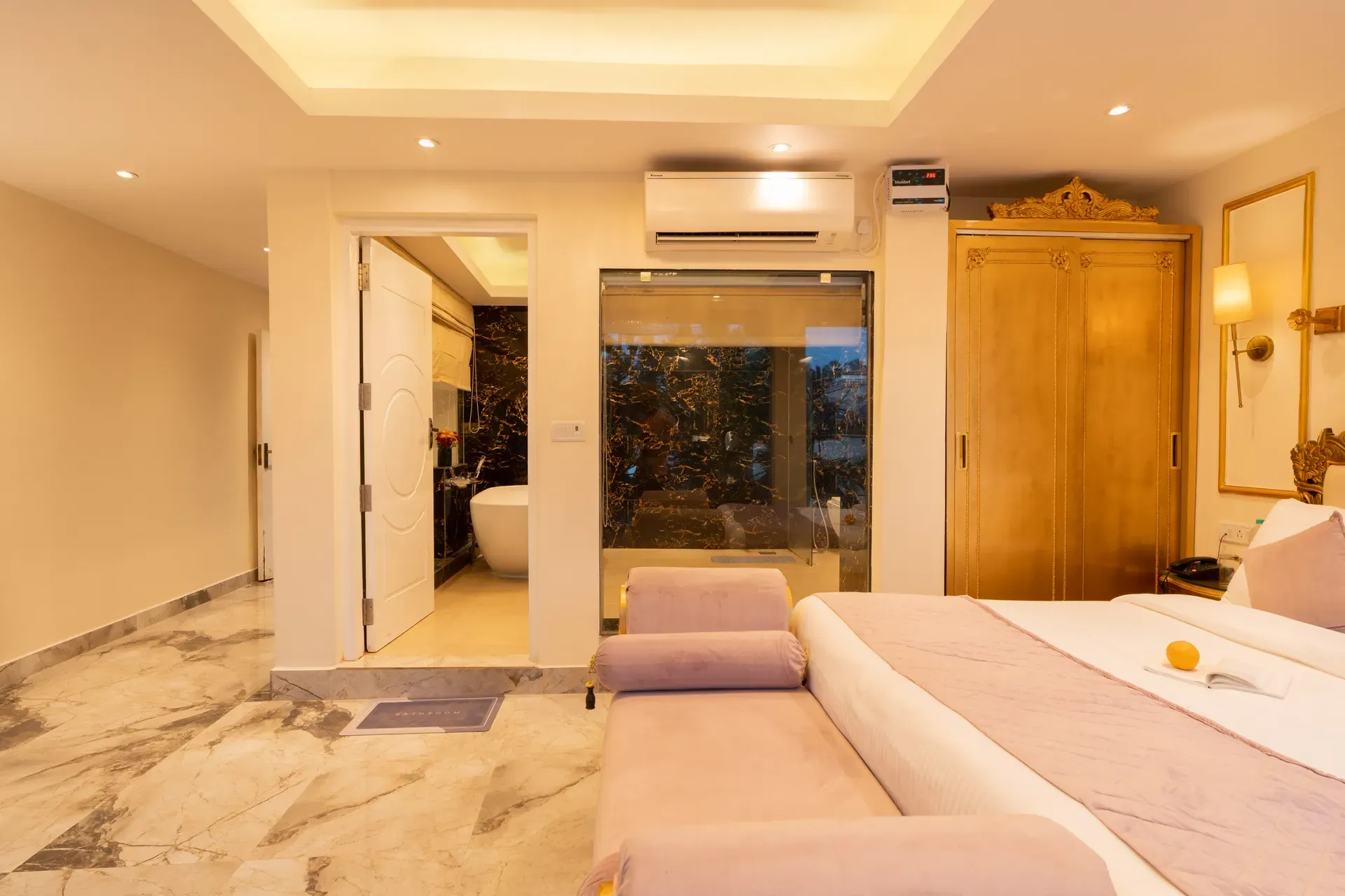 Emperor Ozran Superior Room With A Balcony | Premium Retreat With Common Pool, Restaurant & Bar — photo 17