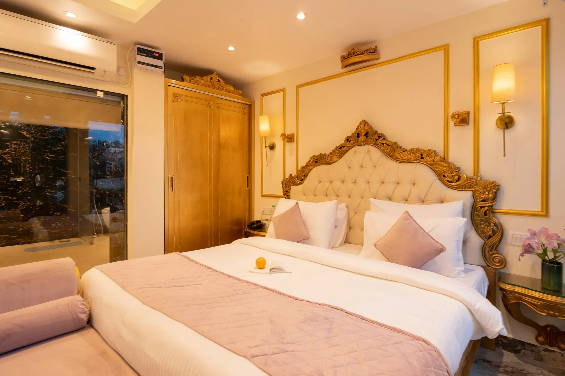 Emperor Ozran Superior Room With A Balcony | Premium Retreat With Common Pool, Restaurant & Bar — photo 16