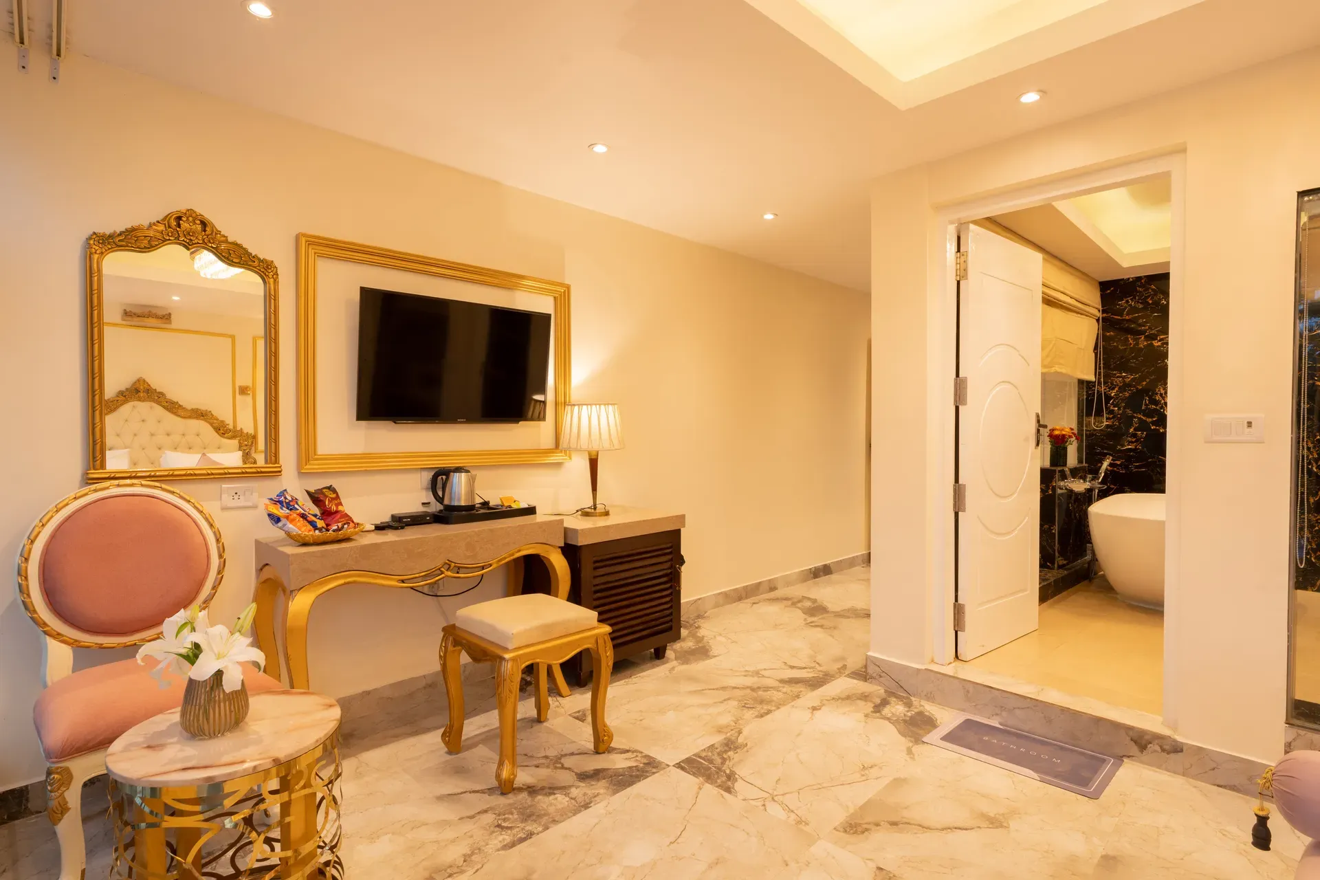 Emperor Ozran Superior Room With A Balcony | Premium Retreat With Common Pool, Restaurant & Bar — photo 13