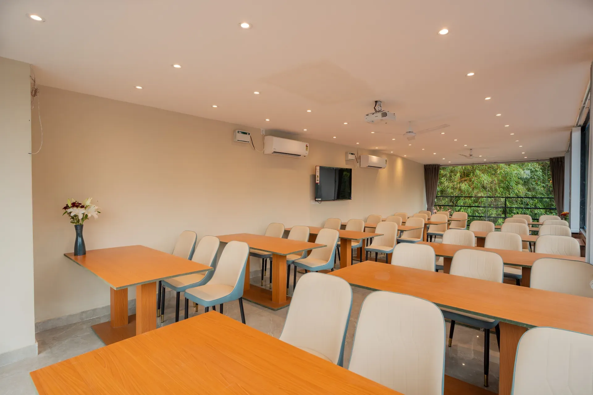 Emperor Ozran Superior Room With A Balcony | Premium Retreat With Common Pool, Restaurant & Bar — photo 11