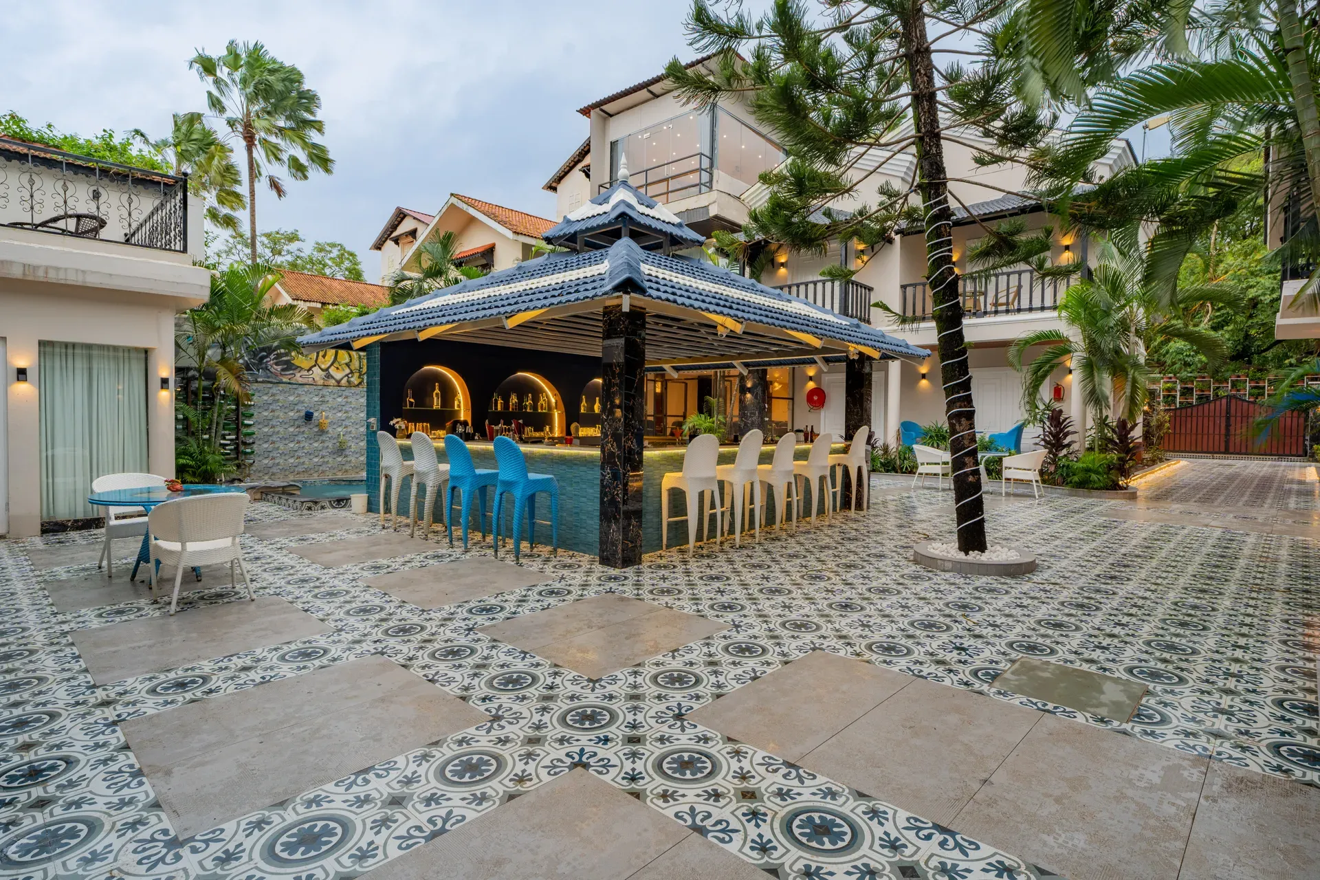 Emperor Ozran Superior Room With A Balcony | Premium Retreat With Common Pool, Restaurant & Bar — photo 3