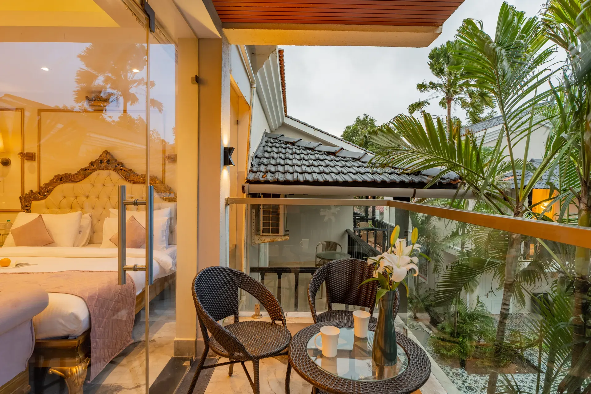 Emperor Ozran Superior Room With A Balcony | Premium Retreat With Common Pool, Restaurant & Bar — photo 12