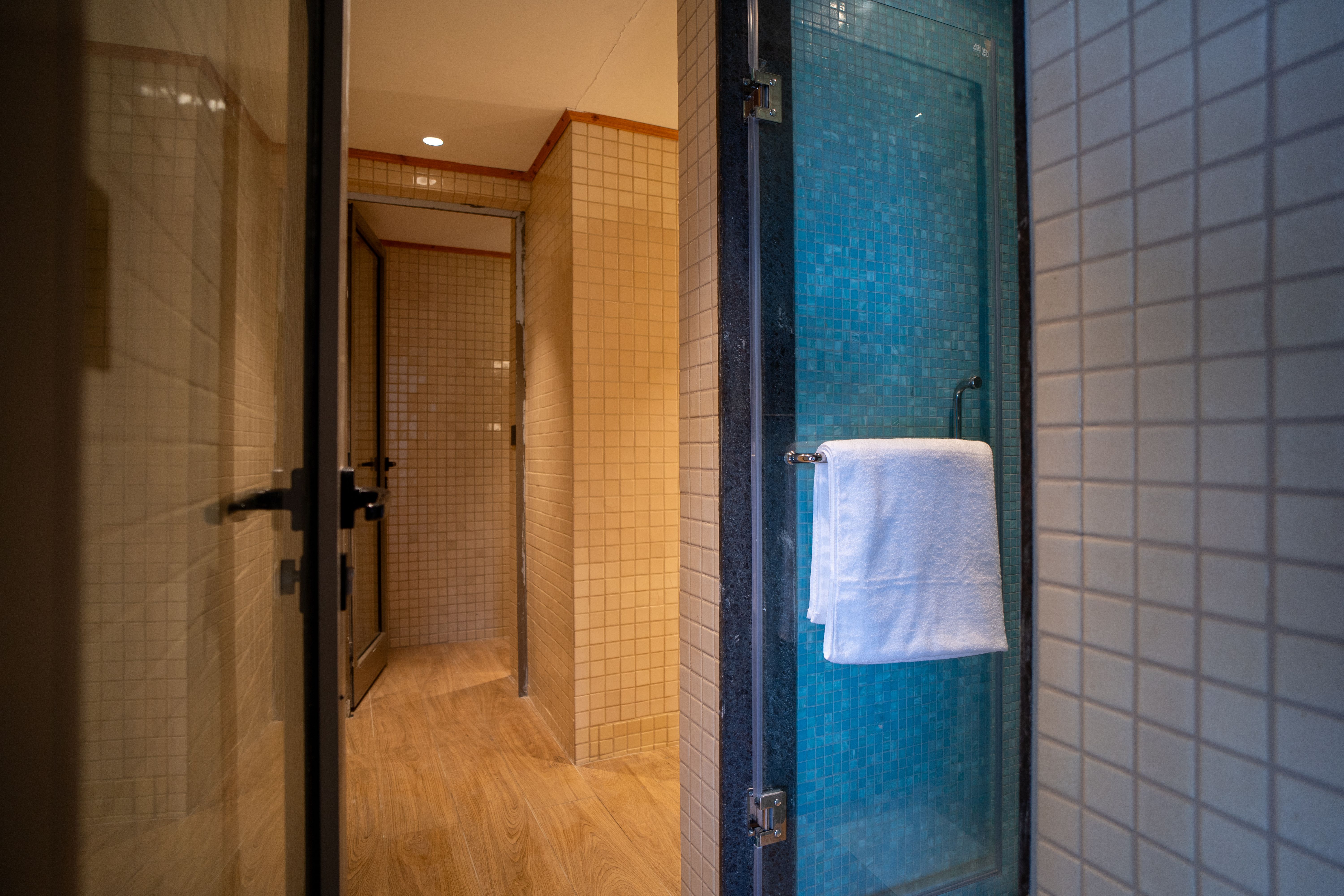 Blushing Pines Retreat | Pet-friendly 3-BHK Hillside Villa with Attic & Outdoor lounge — photo 14